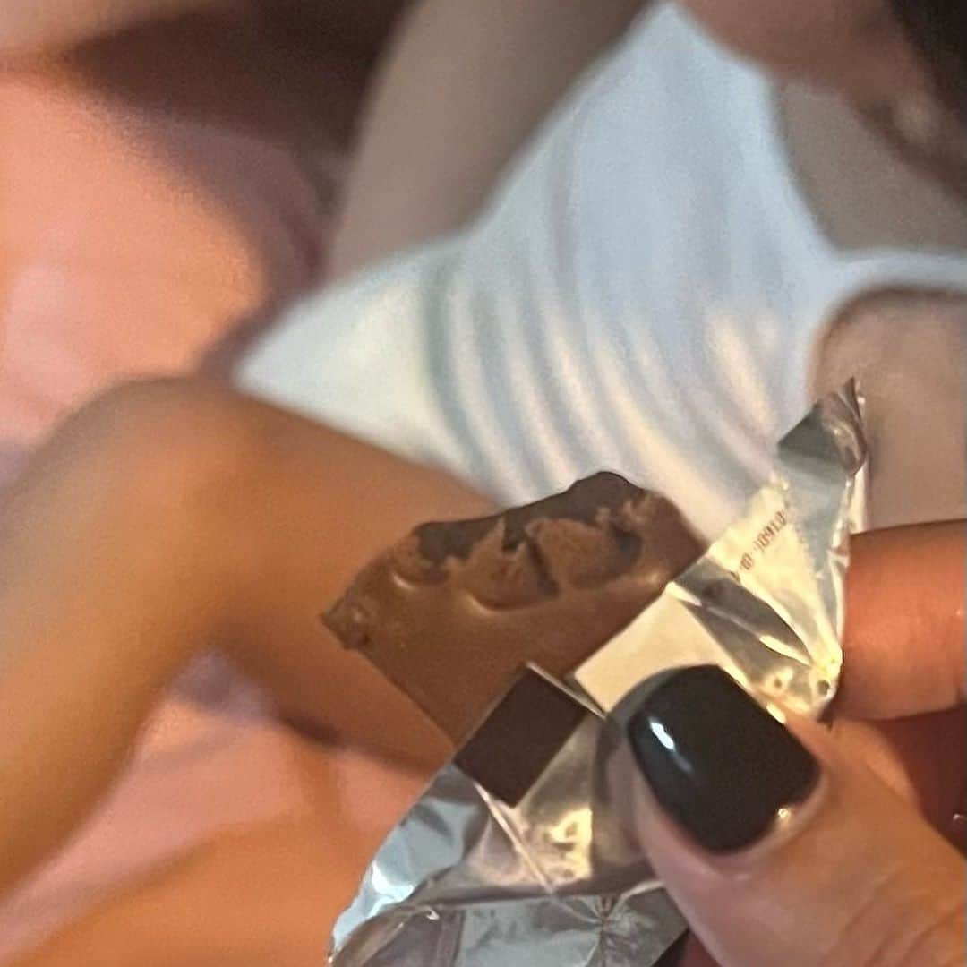 Kathryn Bernardoさんのインスタグラム写真 - (Kathryn BernardoInstagram)「Who's the cutest culprit who ate this chocolate?! 🧐  Clue: swipe left! 👀」10月17日 15時12分 - bernardokath