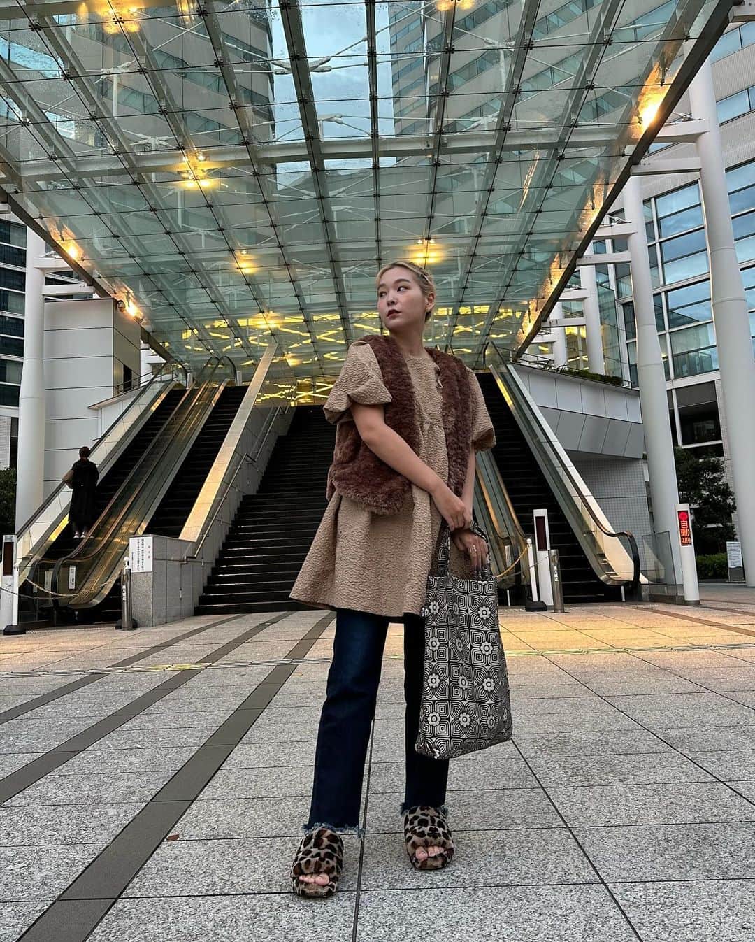 高槻かなこのインスタグラム：「オンラインサイン会ありがとうございました✍️ 私服だったので久しぶりの服投稿🤍 タグ付け🏷️見てね  バッグはかんちゃん @yoshiikanae からの誕プレ🌼かなこらしさ全開🌼  #milkfed #freaksstore #honeymihoney #ugg #ootd  BINGO動画もどぞ」
