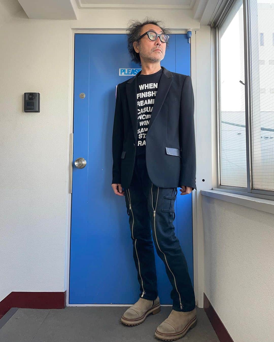 北原徹さんのインスタグラム写真 - (北原徹Instagram)「寒かったので、ジャケット羽織りました。いつまで続くかわからないのですが、 #今日のコーディネート やってみます。 ジャケットとTシャツ　昔の　#numbernine  パンツ #takahiromiyashitathesoloist フロントのジップとネットのサイドポケットが気に入っています。 ブーツ #kidslovegaite ヘビーローテーションです。 @takahiromiyashitathesoloist @kidslovegaite」10月17日 15時15分 - torukitahara