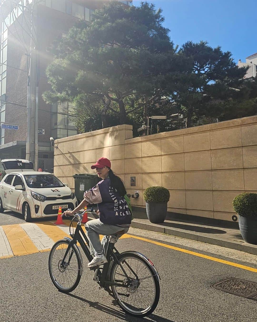 コ・ソヨンのインスタグラム：「자전거타기 좋은날🚲 @voltaire.korea  @voltaire.cycles  #가을  #날씨좋은날」