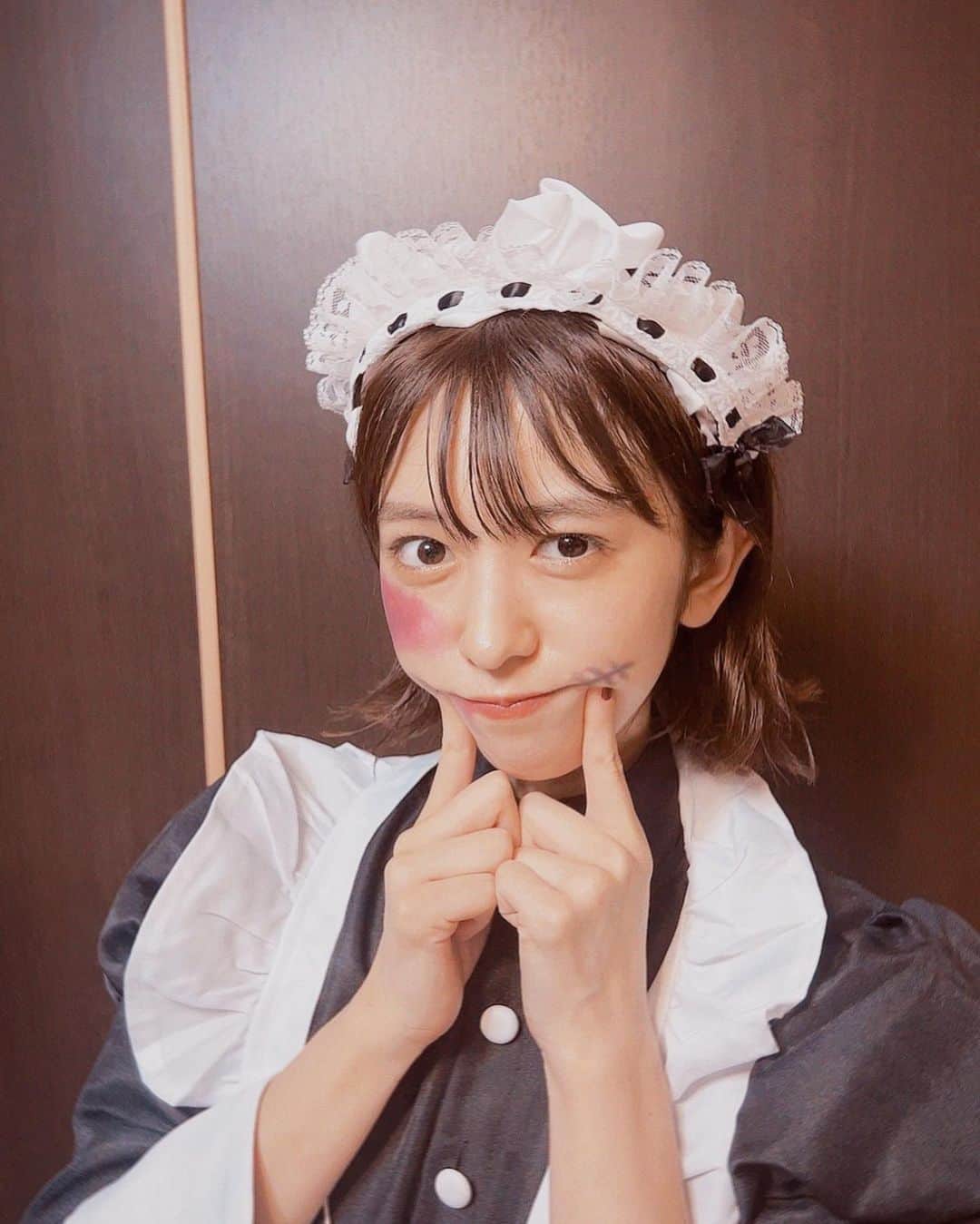 小泉遥香さんのインスタグラム写真 - (小泉遥香Instagram)「￤𝓗𝓪𝓵𝓵𝓸𝔀𝓮𝓮𝓷…🎃🍴🩷  おかえりなさいませ！  ご主人様🍭🩷🍫  #ハロウィン #メイド #メイドコス #コスプレ #傷メイク #努力をたたえて #Halloween」10月17日 15時27分 - haruka_koizumi_official