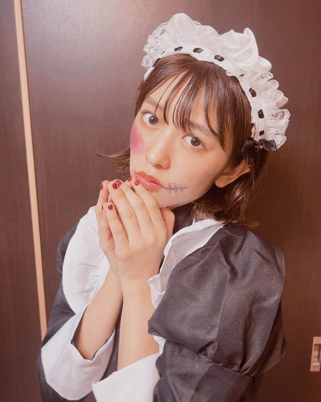 小泉遥香のインスタグラム：「￤𝓗𝓪𝓵𝓵𝓸𝔀𝓮𝓮𝓷…🎃🍴🩷  おかえりなさいませ！  ご主人様🍭🩷🍫  #ハロウィン #メイド #メイドコス #コスプレ #傷メイク #努力をたたえて #Halloween」