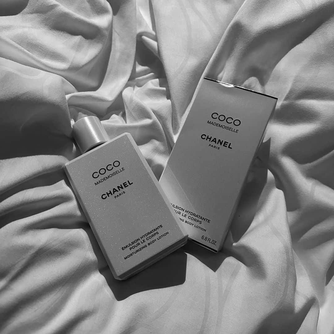 藤堂静華のインスタグラム：「🖤  #chanelbeauty」