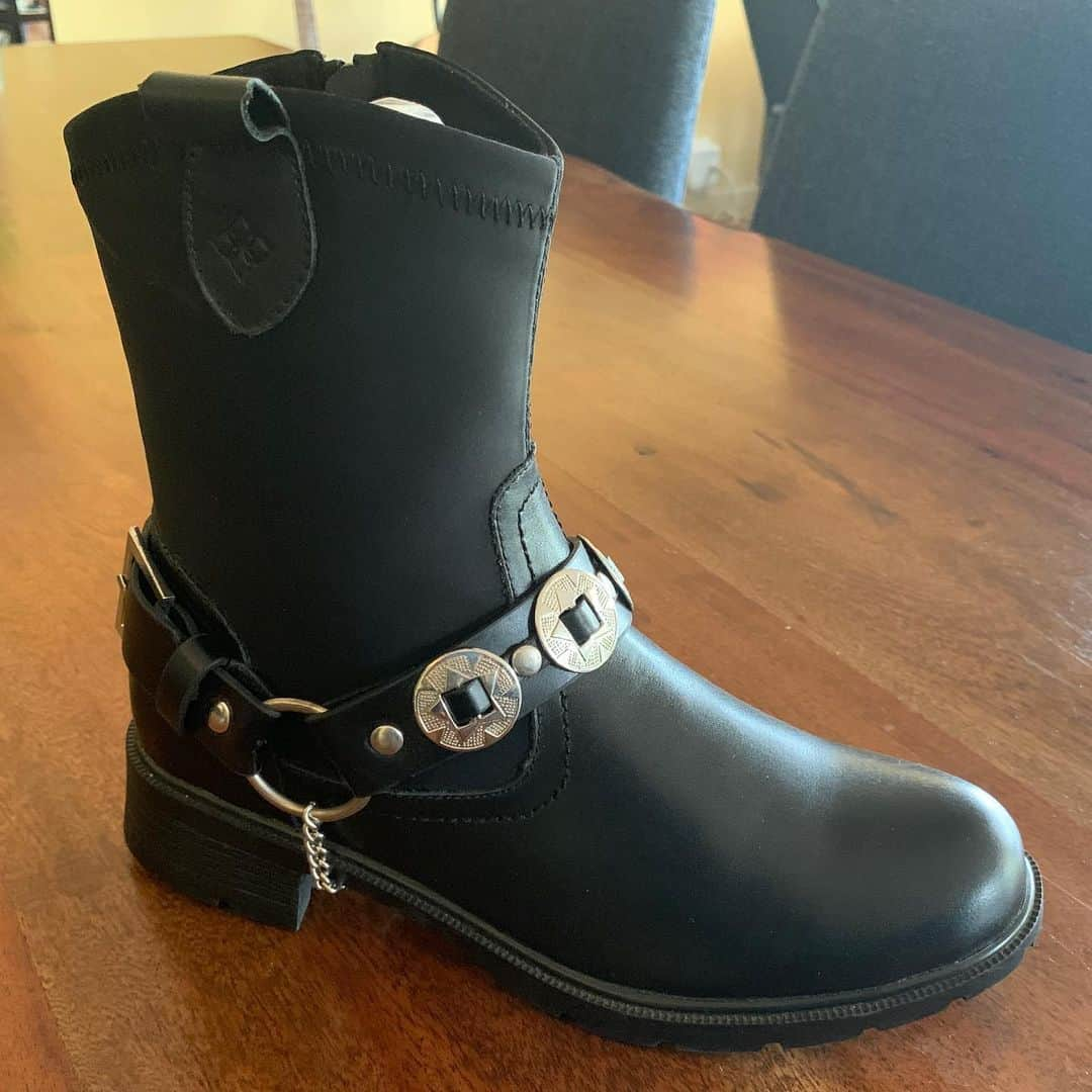 ダブのインスタグラム：「Staff fav and beyond. Waterproof leather, breathable waterproof nylon, splash resistant zipper, cozy lining and arch support means our go-to boot for all seasons...Virginia shown with concho belt」