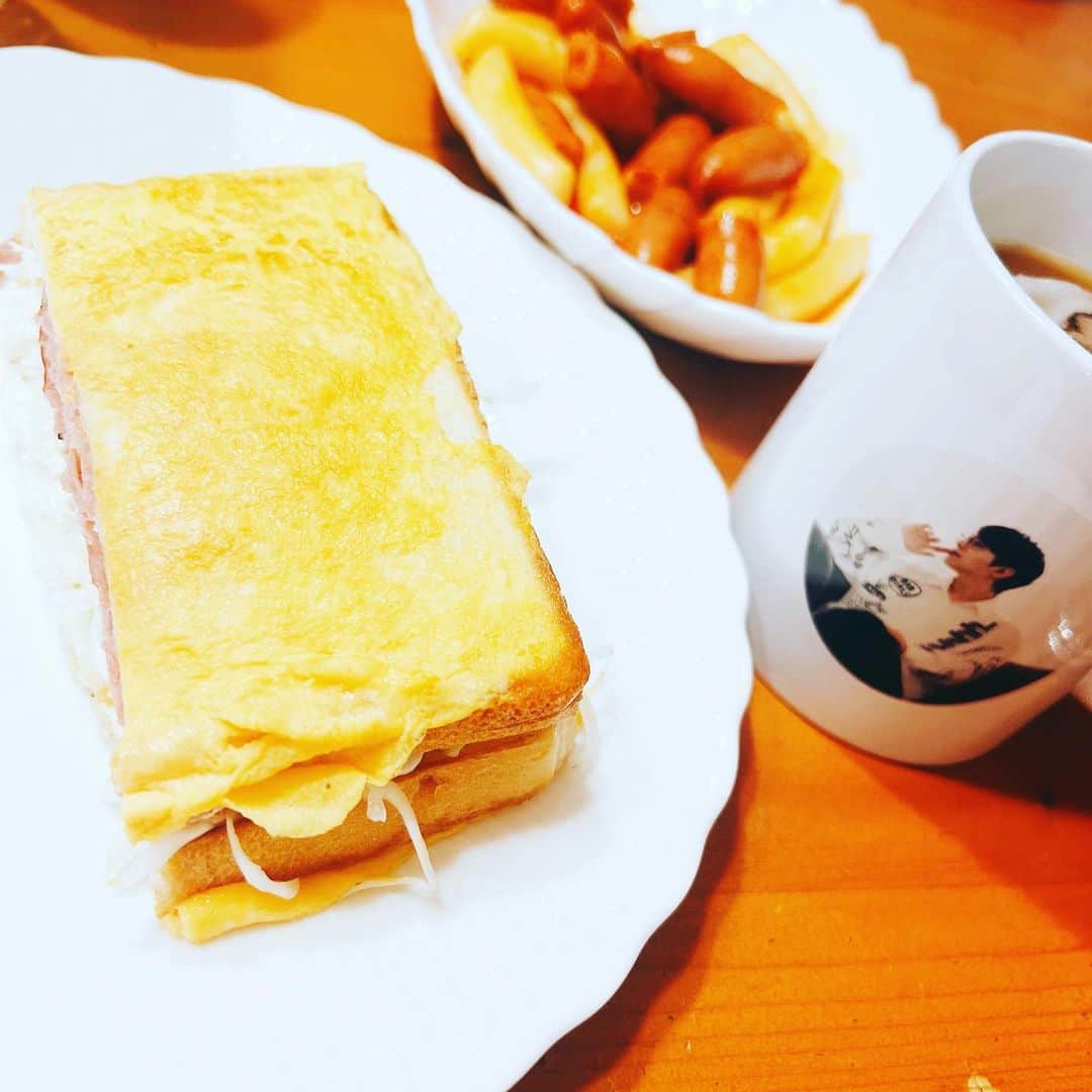 進藤あまねのインスタグラム：「🍞☕️♥️  韓国料理美味しかったなぁ💭ってなってたらママが朝ごはんに韓国のトーストとソトクソトク作ってくれた✨️ マグカップは남도형さんのグッズ☕️✌️   #ねすぐらむ」