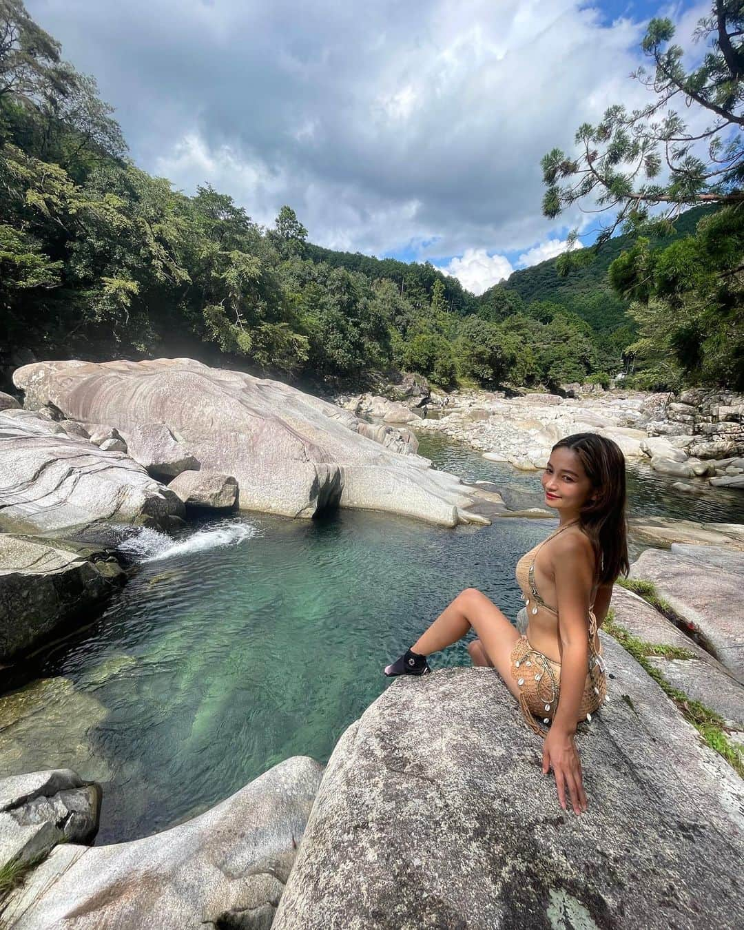 チアコマさんのインスタグラム写真 - (チアコマInstagram)「インスタサボりすぎてて 夏終わってしまってるやん☀️！笑 でも関係なく川投稿！  毎年行ってる銚子川！今年も行ってきた！♡三重県大好き😆♡  #川　#銚子川 #銚子 #三重県　#三重観光 #三重絶景 #水着 #ビキニ #ターザン #bohochic #boho #bohemian #153 #153cm #夏 #夏が終わる #mie #mieken #japan #japantour #三重旅行」10月17日 15時38分 - chia_koma