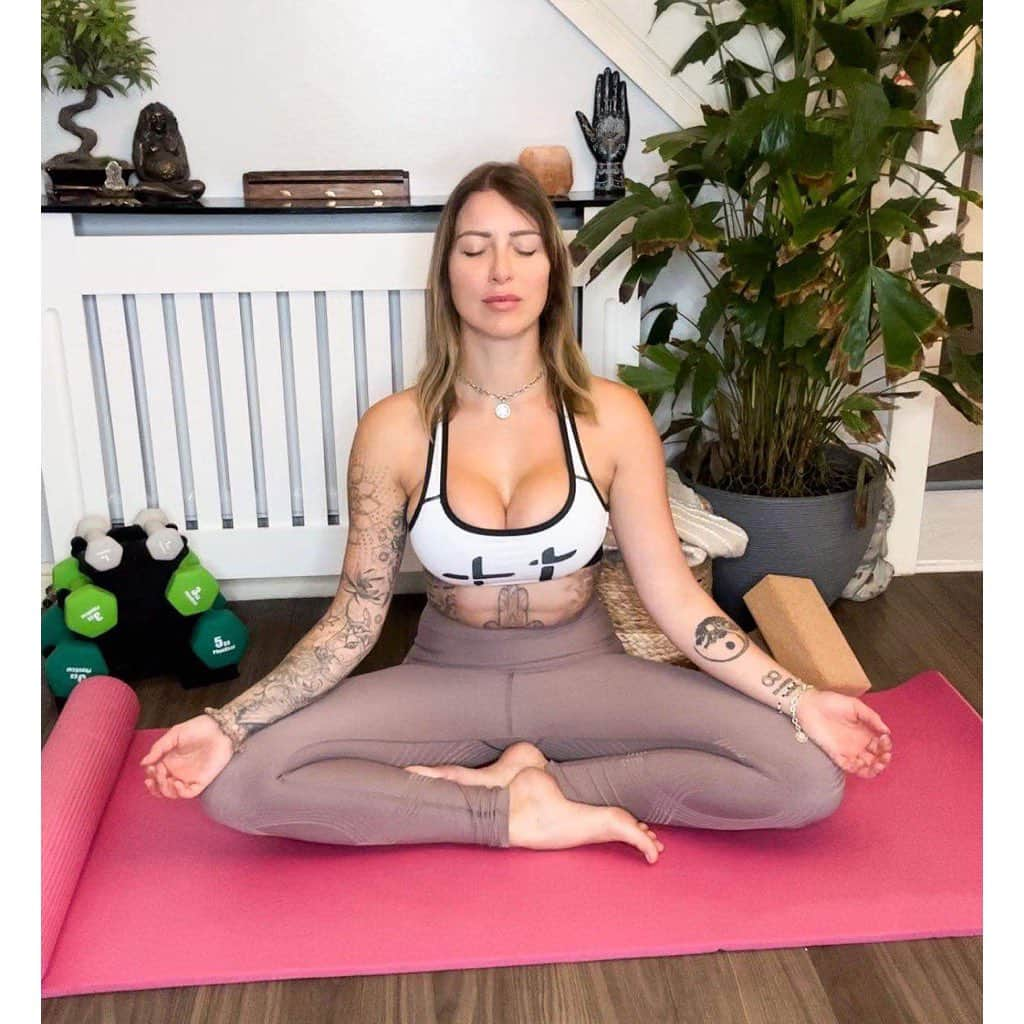 トレーシー・キスさんのインスタグラム写真 - (トレーシー・キスInstagram)「Your thoughts on these @fankaofficial leggings? 🩷 Use code "Tracy12" for 12% off of purchases 🌟   Meditation is wonderful for emotional and physical wellbeing and helps us to gain a new perspective on stressful situations. Meditating also assists in building skills to manage stress, increases self-awareness, helps us to focus on the present, reduces negative emotions, increases imagination, creativity, patience and tolerance and lowers resting heart rate.  When did you last set aside 5mins to meditate? 🧘‍♀️   #fanka #fankaleggings #gymwear #gymwearaddicts #gym #gymmotivation」10月17日 15時38分 - tracykissdotcom