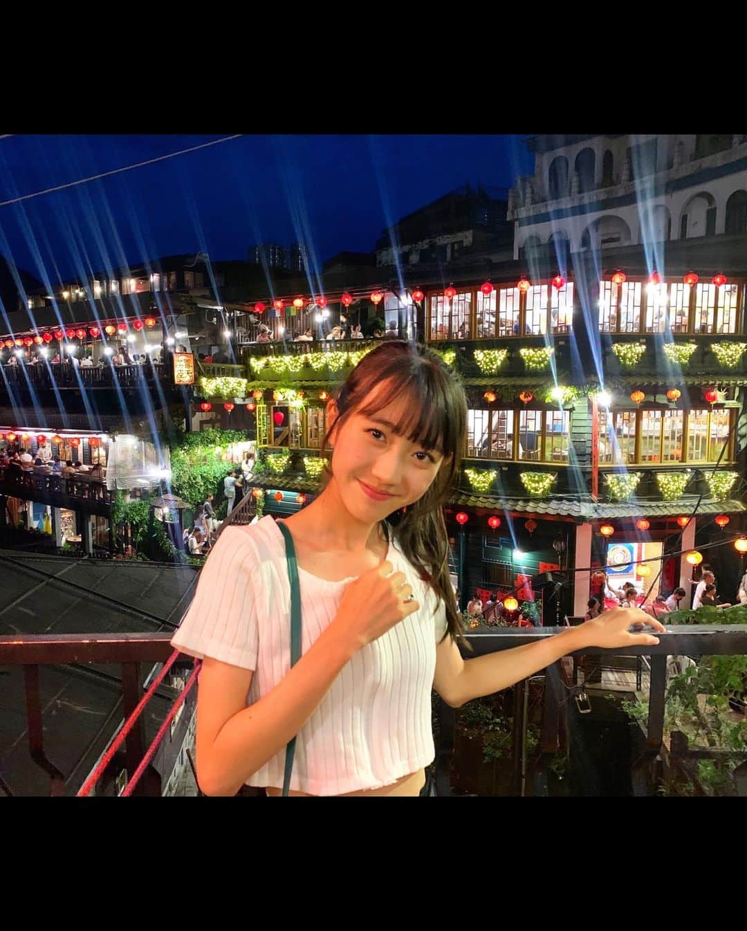 のインスタグラム：「2023.10 台湾🇹🇼 九份 楽しい思い出🫧 沢山の人❕でビックリ🫢 でも想像通りの 千と千尋の神隠しをイメージする場所でした🏮✨烏龍茶🫖も美味しいクッキーと一緒に沢山飲みました💓 るか🍒  #台湾 #taiwan #九份#千と千尋の神隠し #sweetcherrypeppers   #scp  #モデル #colors沖縄 #アイドル #idol #美少女図鑑 #沖縄美少女図鑑」