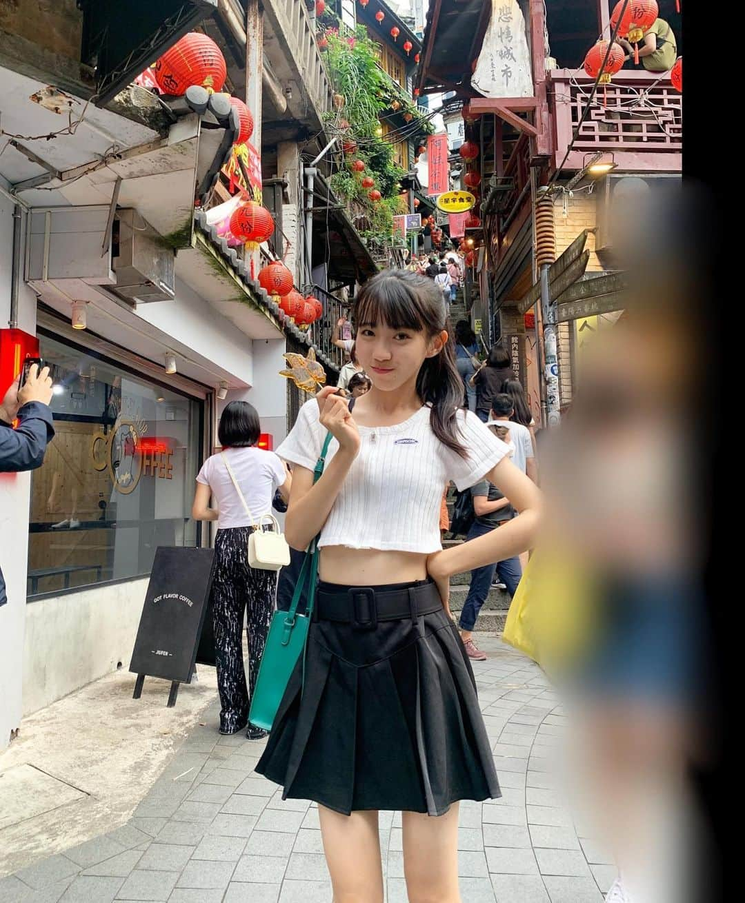 東恩納瑠花さんのインスタグラム写真 - (東恩納瑠花Instagram)「2023.10 台湾🇹🇼 九份 楽しい思い出🫧 沢山の人❕でビックリ🫢 でも想像通りの 千と千尋の神隠しをイメージする場所でした🏮✨烏龍茶🫖も美味しいクッキーと一緒に沢山飲みました💓 るか🍒  #台湾 #taiwan #九份#千と千尋の神隠し #sweetcherrypeppers   #scp  #モデル #colors沖縄 #アイドル #idol #美少女図鑑 #沖縄美少女図鑑」10月17日 15時39分 - ruka.ru_ru