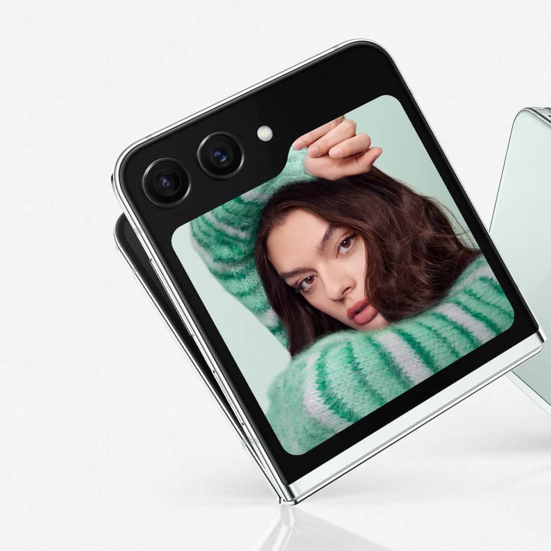 のインスタグラム：「シックで高級感あふれる魅力的なデザイン。 あなたの個性を表現できる折りたたみスマホ #GalaxyZFlip5 で、さらにワクワクする毎日を。」