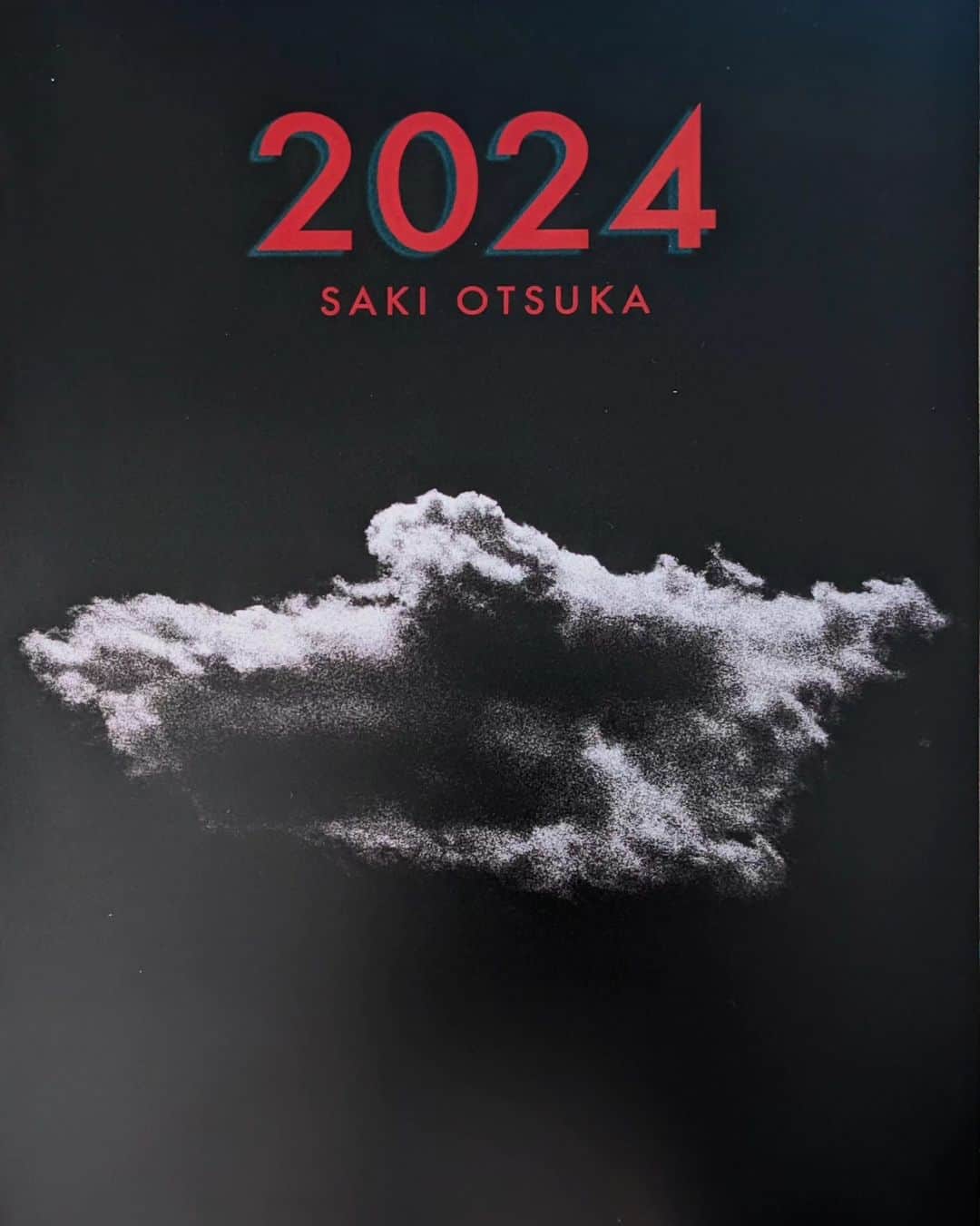大塚咲のインスタグラム：「カレンダー作りました！2024年ももうすぐですね～👀  今年はA4サイズ、書込みしやすいデザインです。  あまり作っていないのでお早めに✨✨🔥🔥  よろしくお願いいたします✨  #2024年カレンダー」