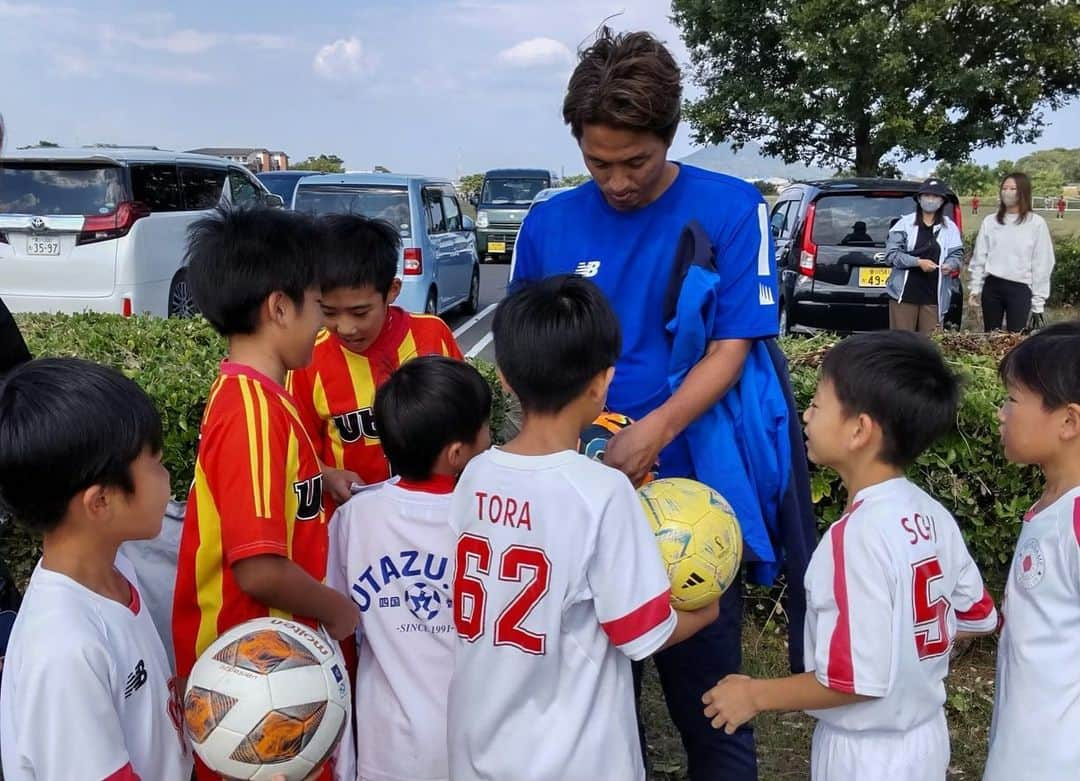 福西崇史さんのインスタグラム写真 - (福西崇史Instagram)「. 香川では、 丸亀CVC杯少年サッカー教室⚽️ . 遠藤彰弘氏と一緒✨⚽️ （2人の写真撮るの忘れた😅） キッズや小学生低学年と中学生に指導してきました〜⚽️ . 香川のサッカーも盛り上がれ〜⚽️😁 . #香川県 #丸亀市 #サッカー教室 #子供 #夢 #遠藤彰弘 #福西崇史 #うどん県 #昼もうどんなのは内緒」10月17日 15時42分 - takashi_fukunishi