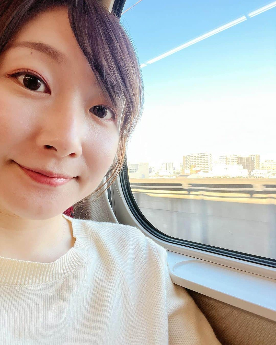 佐竹明咲美のインスタグラム：「. 出張で移動中🚄 いってきまーす！  #北陸　#北陸新幹線 #アナウンサー　#お仕事 #旅のお供はいつもコーヒー #本日は　#猿田彦珈琲」