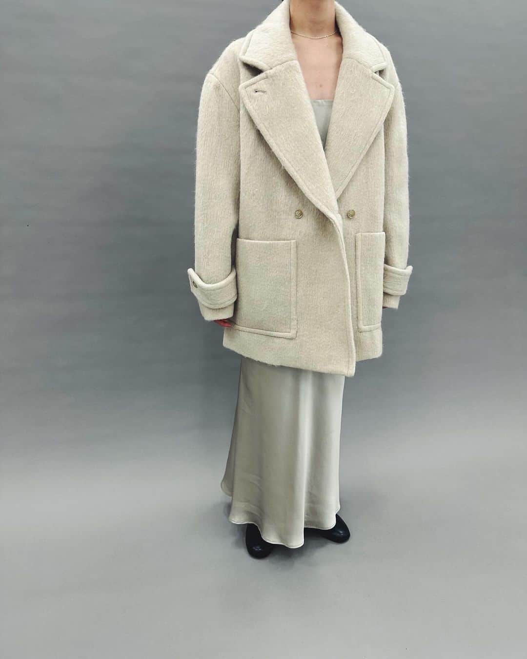 エディットフォールルさんのインスタグラム写真 - (エディットフォールルInstagram)「HELLA 10.18 11:00 new in  Wool mohair short coat col:beige,charcoal ¥29,700 tax in  ウールブレンドならではの表面感が魅力のシャギーコート。  ファッション性の高いウールと環境配慮したリサイクルポリエステルを複合したサスティナブルファブリックを使用。  イージーにジャケット感覚で羽織れるオーバーサイズ。 ハンサムなスタイリングから、カジュアルなスタイリングまで活躍するダブルブレスト。 柔らかな印象のベージュとスタイリングに馴染みやすいチャコールですの2色展開です。」10月17日 15時46分 - editforlulu_official