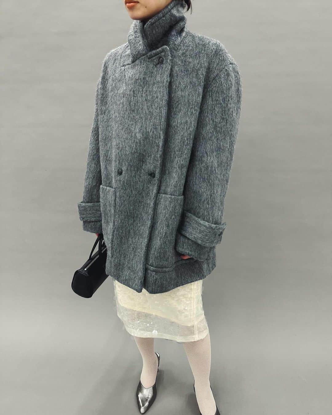 エディットフォールルさんのインスタグラム写真 - (エディットフォールルInstagram)「HELLA 10.18 11:00 new in  Wool mohair short coat col:beige,charcoal ¥29,700 tax in  ウールブレンドならではの表面感が魅力のシャギーコート。  ファッション性の高いウールと環境配慮したリサイクルポリエステルを複合したサスティナブルファブリックを使用。  イージーにジャケット感覚で羽織れるオーバーサイズ。 ハンサムなスタイリングから、カジュアルなスタイリングまで活躍するダブルブレスト。 柔らかな印象のベージュとスタイリングに馴染みやすいチャコールですの2色展開です。」10月17日 15時46分 - editforlulu_official