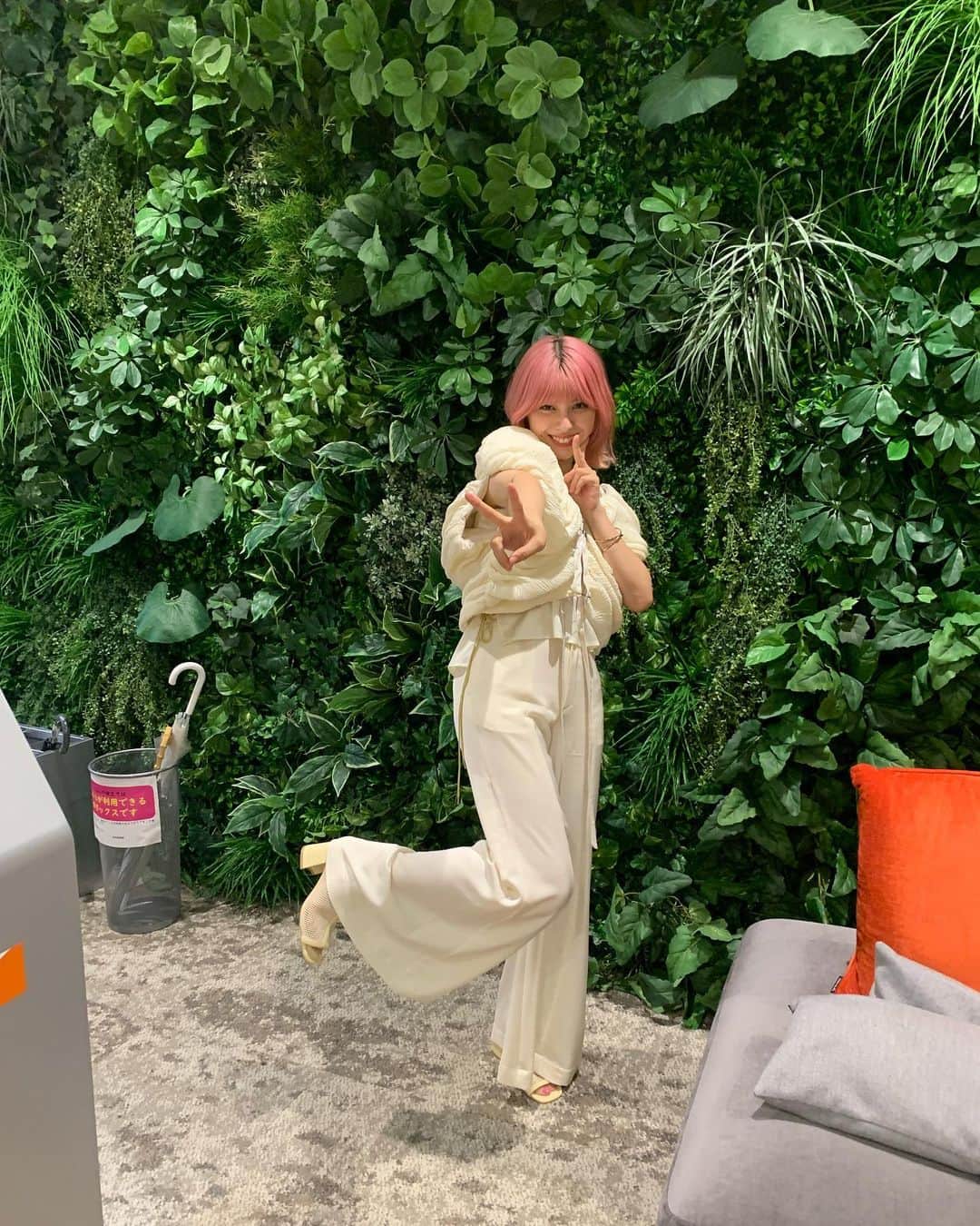 のインスタグラム：「ドラマの取材日に着たお衣装かわいかった🤍  ちゃんとネイルも友香ちゃん仕様🩷🍑  👔@aoiwanaka.official   ドラマ　@kouiunogaii_abc」