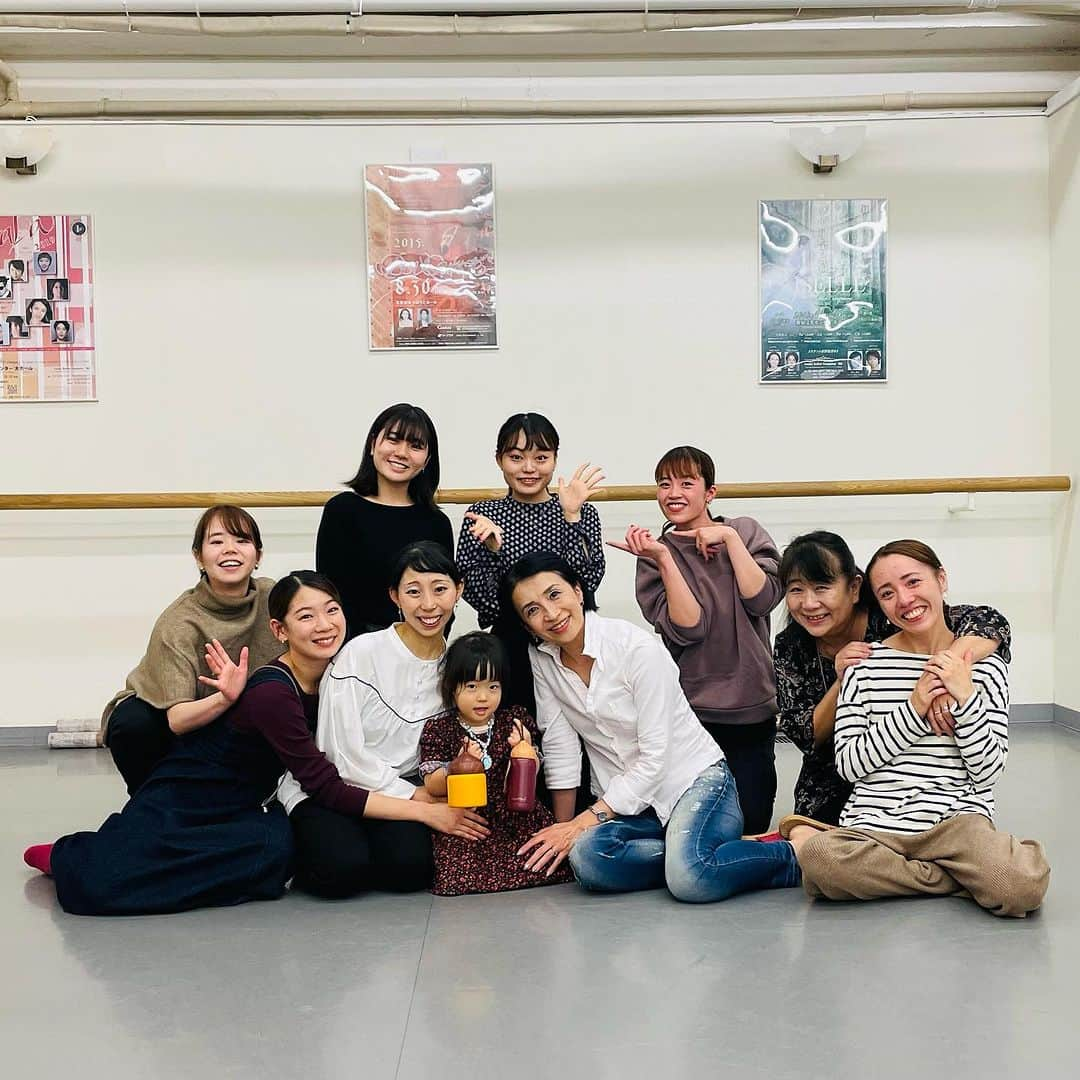 井脇幸江さんのインスタグラム写真 - (井脇幸江Instagram)「【退団者のお知らせ】  約5年間、Iwaki Ballet Companyに所属しておりました《阿比留友里香》は、10月をもちまして退団する事になりました。  阿比留はIBCに入団と同時に結婚し、その後妊娠、出産、育児産休を経て復帰し、正に私がこうあって然るべきという、姿を体現してくれました。 女性ダンサーが子供を持つ事は「選択」する事ではなく、自然の流れであると思います。 産むなら踊らない、産まずに踊り続ける、の2択ではありません。  そんな考え方のIBC、現在8人の子供たちが、美しく生きる母の元で、すくすくと育っています☺️💓👶👧🏻👦 @yurika_ybs   けれどそれを支えてくれているご家族、仲間たち、教師など、たくさんの方の理解と協力あっての事✨大変感謝しています❣️  阿比留は東京を離れますが、心はこれまでと同じ近さで、互いに応援し、時には再会のイベントも企画して、これからも繋がって行きます。  阿比留のほんわりと優しく、可憐な美しい踊りを応援して下さり、ありがとうございました😊💓  IBCみんなでの、送別会の様子です📷 長野ななみが、お手製チーズケーキを作って来てくれました💕🌈 @73_gram_123  とても美味しかったです🩷🥰  #Ballet #Dancer #バレエ #バレエダンサー #芸術 #芸術観賞 #舞台 #stage #トスカ #大人 #美の世界 #四ッ谷 #Iwaki Ballet Company #IBC #バレエスタジオ #バレエ教師 #バレエ教室 #美しい #楽しい #人生 # 健康 #東京 #井脇幸江」10月17日 15時57分 - yukie.iwaki