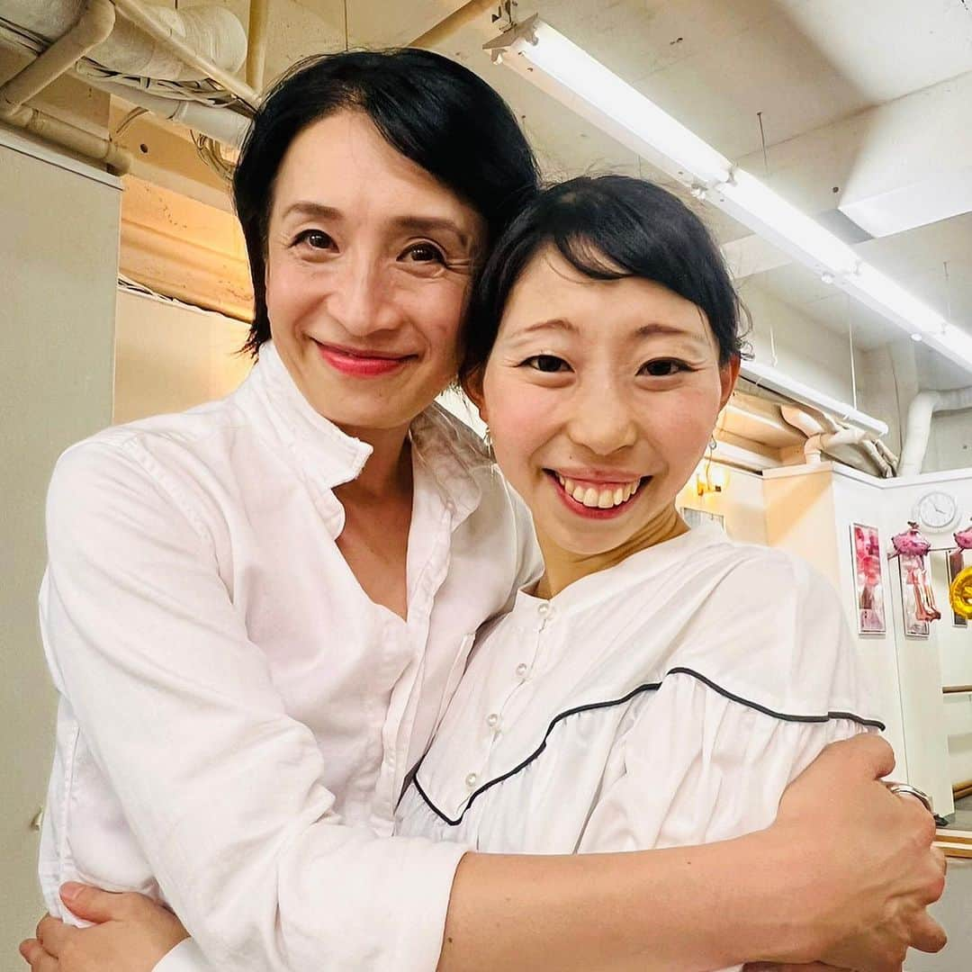 井脇幸江さんのインスタグラム写真 - (井脇幸江Instagram)「【退団者のお知らせ】  約5年間、Iwaki Ballet Companyに所属しておりました《阿比留友里香》は、10月をもちまして退団する事になりました。  阿比留はIBCに入団と同時に結婚し、その後妊娠、出産、育児産休を経て復帰し、正に私がこうあって然るべきという、姿を体現してくれました。 女性ダンサーが子供を持つ事は「選択」する事ではなく、自然の流れであると思います。 産むなら踊らない、産まずに踊り続ける、の2択ではありません。  そんな考え方のIBC、現在8人の子供たちが、美しく生きる母の元で、すくすくと育っています☺️💓👶👧🏻👦 @yurika_ybs   けれどそれを支えてくれているご家族、仲間たち、教師など、たくさんの方の理解と協力あっての事✨大変感謝しています❣️  阿比留は東京を離れますが、心はこれまでと同じ近さで、互いに応援し、時には再会のイベントも企画して、これからも繋がって行きます。  阿比留のほんわりと優しく、可憐な美しい踊りを応援して下さり、ありがとうございました😊💓  IBCみんなでの、送別会の様子です📷 長野ななみが、お手製チーズケーキを作って来てくれました💕🌈 @73_gram_123  とても美味しかったです🩷🥰  #Ballet #Dancer #バレエ #バレエダンサー #芸術 #芸術観賞 #舞台 #stage #トスカ #大人 #美の世界 #四ッ谷 #Iwaki Ballet Company #IBC #バレエスタジオ #バレエ教師 #バレエ教室 #美しい #楽しい #人生 # 健康 #東京 #井脇幸江」10月17日 15時57分 - yukie.iwaki