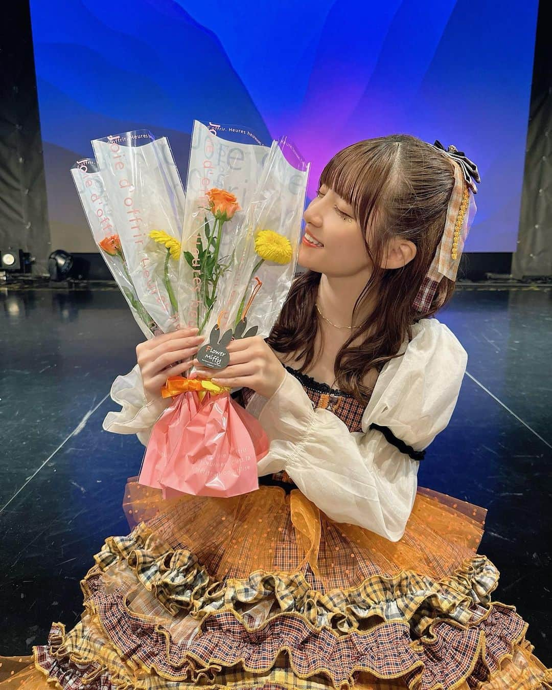 奥村優希のインスタグラム：「メンバーにサプライズでもらったお花🌼  ファンのみんなから頂いたフラスタ🌼  持って帰ってきて花瓶に入れたよ🫶🏻  ありがとう🥹🧡」