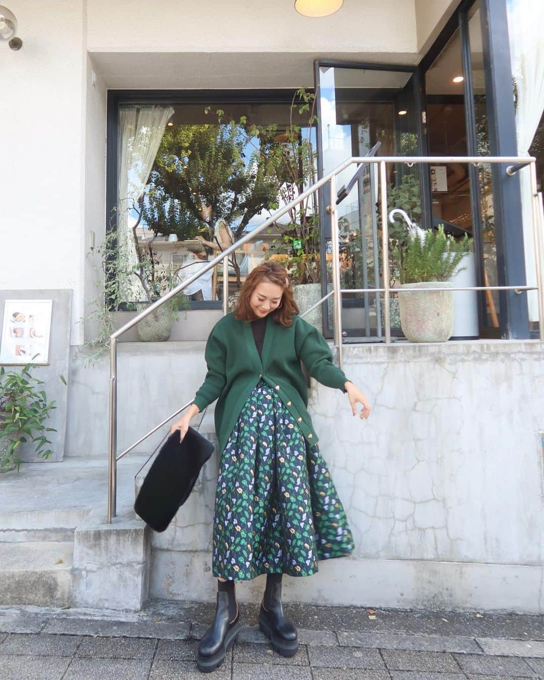 Mai Wakimizuさんのインスタグラム写真 - (Mai WakimizuInstagram)「神戸のpopupの店頭で大人気だったgreen×blackのcoordinate.このジャガードスカート、こんなに贅沢なボリューム使いなのにとにかく軽い！ウエストデザインも新鮮でお気に入り♡そしてスカートなのにカッコ良く履けるのがこのカラーの魅力♡先日街で履いて下さってる方をお見かけして思わずガン見しちゃった＼(^o^)／ #wakkinkstyle cardigan:#linkable @linkable_official(来月発売予定) skirt:#linkable @linkable_official(今週19日〜予約販売)」10月17日 15時51分 - wakkin__m