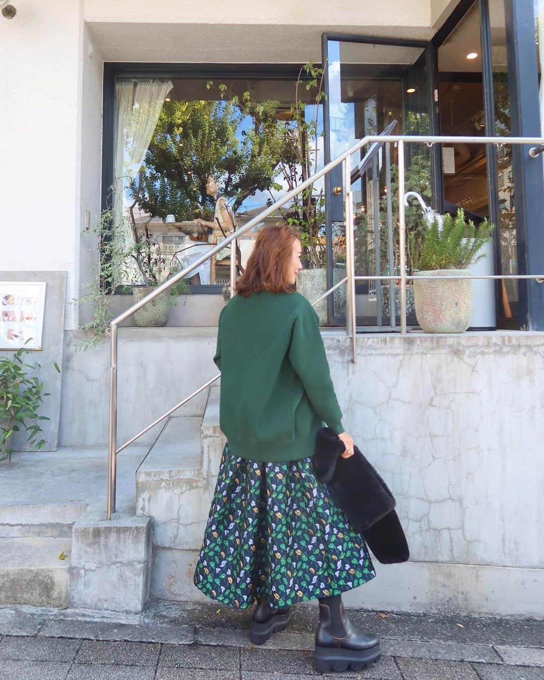 Mai Wakimizuさんのインスタグラム写真 - (Mai WakimizuInstagram)「神戸のpopupの店頭で大人気だったgreen×blackのcoordinate.このジャガードスカート、こんなに贅沢なボリューム使いなのにとにかく軽い！ウエストデザインも新鮮でお気に入り♡そしてスカートなのにカッコ良く履けるのがこのカラーの魅力♡先日街で履いて下さってる方をお見かけして思わずガン見しちゃった＼(^o^)／ #wakkinkstyle cardigan:#linkable @linkable_official(来月発売予定) skirt:#linkable @linkable_official(今週19日〜予約販売)」10月17日 15時51分 - wakkin__m