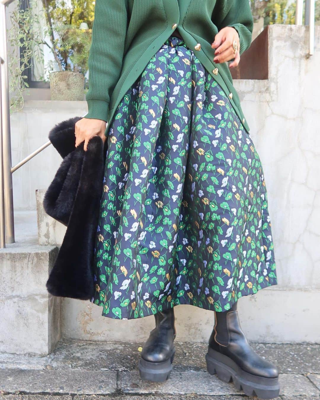 Mai Wakimizuさんのインスタグラム写真 - (Mai WakimizuInstagram)「神戸のpopupの店頭で大人気だったgreen×blackのcoordinate.このジャガードスカート、こんなに贅沢なボリューム使いなのにとにかく軽い！ウエストデザインも新鮮でお気に入り♡そしてスカートなのにカッコ良く履けるのがこのカラーの魅力♡先日街で履いて下さってる方をお見かけして思わずガン見しちゃった＼(^o^)／ #wakkinkstyle cardigan:#linkable @linkable_official(来月発売予定) skirt:#linkable @linkable_official(今週19日〜予約販売)」10月17日 15時51分 - wakkin__m