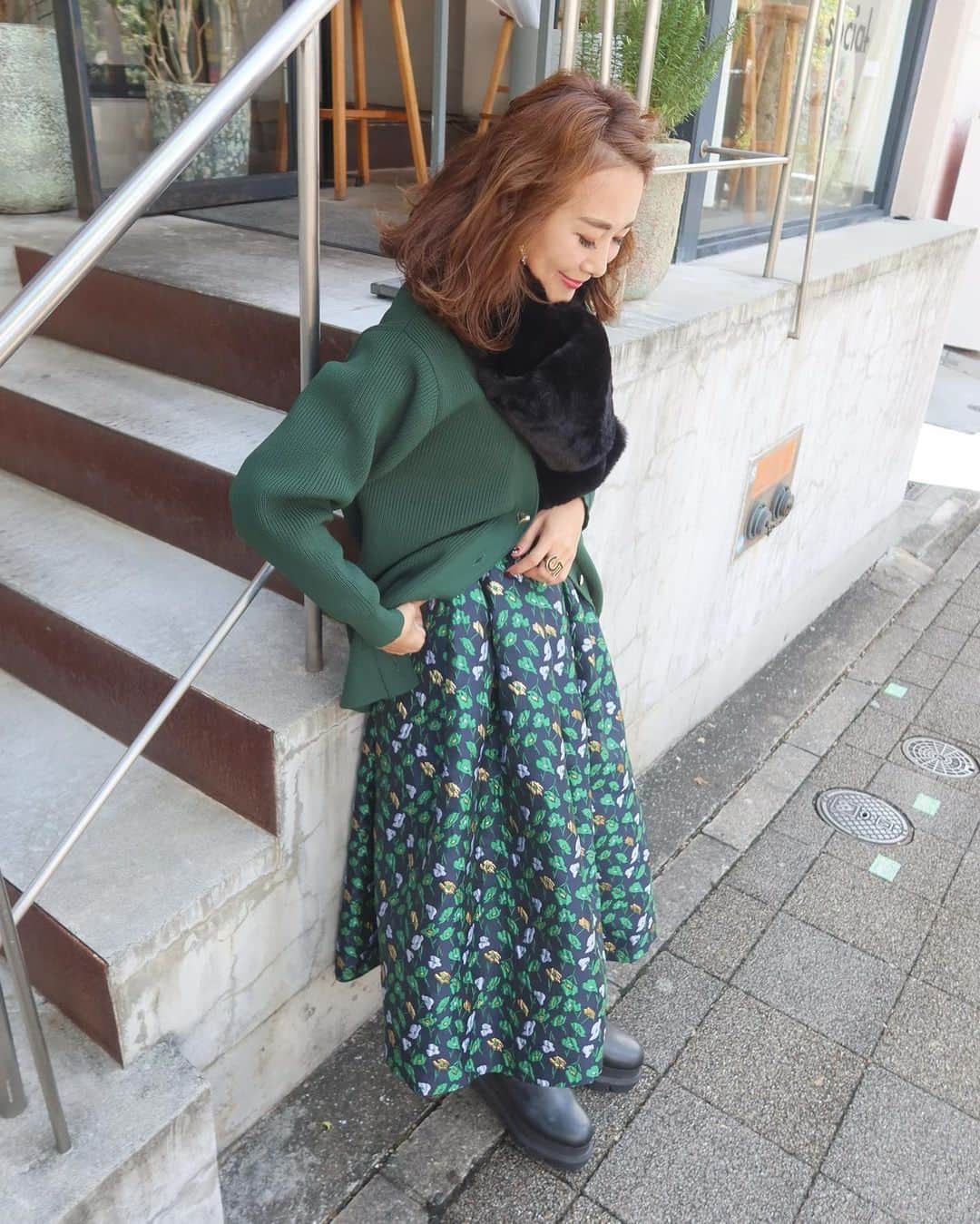 Mai Wakimizuさんのインスタグラム写真 - (Mai WakimizuInstagram)「神戸のpopupの店頭で大人気だったgreen×blackのcoordinate.このジャガードスカート、こんなに贅沢なボリューム使いなのにとにかく軽い！ウエストデザインも新鮮でお気に入り♡そしてスカートなのにカッコ良く履けるのがこのカラーの魅力♡先日街で履いて下さってる方をお見かけして思わずガン見しちゃった＼(^o^)／ #wakkinkstyle cardigan:#linkable @linkable_official(来月発売予定) skirt:#linkable @linkable_official(今週19日〜予約販売)」10月17日 15時51分 - wakkin__m