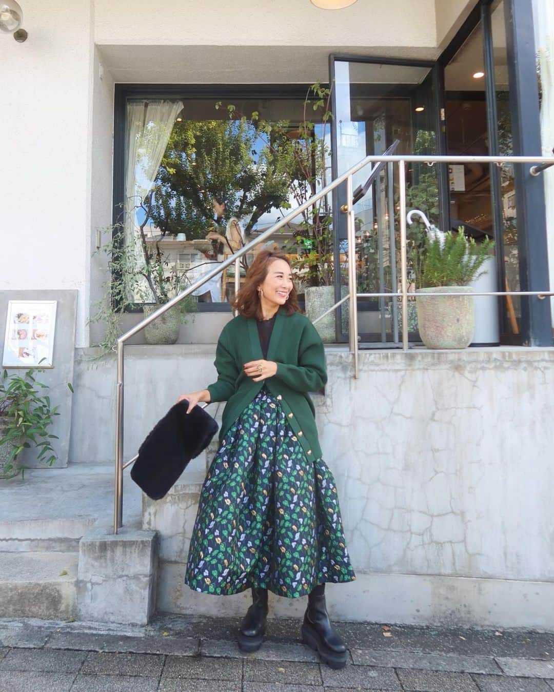 Mai Wakimizuのインスタグラム：「神戸のpopupの店頭で大人気だったgreen×blackのcoordinate.このジャガードスカート、こんなに贅沢なボリューム使いなのにとにかく軽い！ウエストデザインも新鮮でお気に入り♡そしてスカートなのにカッコ良く履けるのがこのカラーの魅力♡先日街で履いて下さってる方をお見かけして思わずガン見しちゃった＼(^o^)／ #wakkinkstyle cardigan:#linkable @linkable_official(来月発売予定) skirt:#linkable @linkable_official(今週19日〜予約販売)」