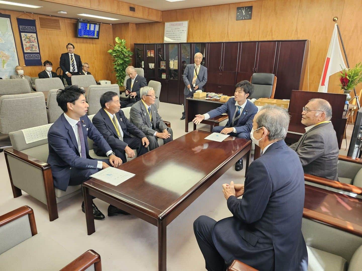 のインスタグラム：「群馬県県央土地改良の皆さんをお連れして農水省と財務省へ。農水省では鈴木憲和副大臣、財務省では佐藤啓政務官がそれぞれ我々一行を温かくお出迎え頂き、真摯に要望を聞いてくださいました。鈴木副大臣はこの前まで青年局長、佐藤政務官は青年局長代理、と私が青年局国際部長時代に大変お世話になったお二人です。青年局のご縁でお二人には貴重なお時間を頂き心から感謝です。  夕方から地元へ戻り、みなかみ町新治地区の観光業に携わる皆さんと座談会。２時間しっかりと有意義な意見交換をすることができました。やはり地方創生の原点は【人】であり、新治地区には明るい未来が待っていることを確信しました。皆で協力して地域を盛り上げていこう、と約束しました。そしてその後の懇親会も大盛り上がり、結局予定になかった宿泊となりました。そしてお宿の猿ヶ京ホテルさんが素晴らしく、大浴場と露天風呂は最高でした。また部屋からの景色も圧巻、赤谷湖が一望できるスーパービューです。皆さんもぜひみなかみ町新治地区の様々な温泉で極上の時間をお過ごしください。」