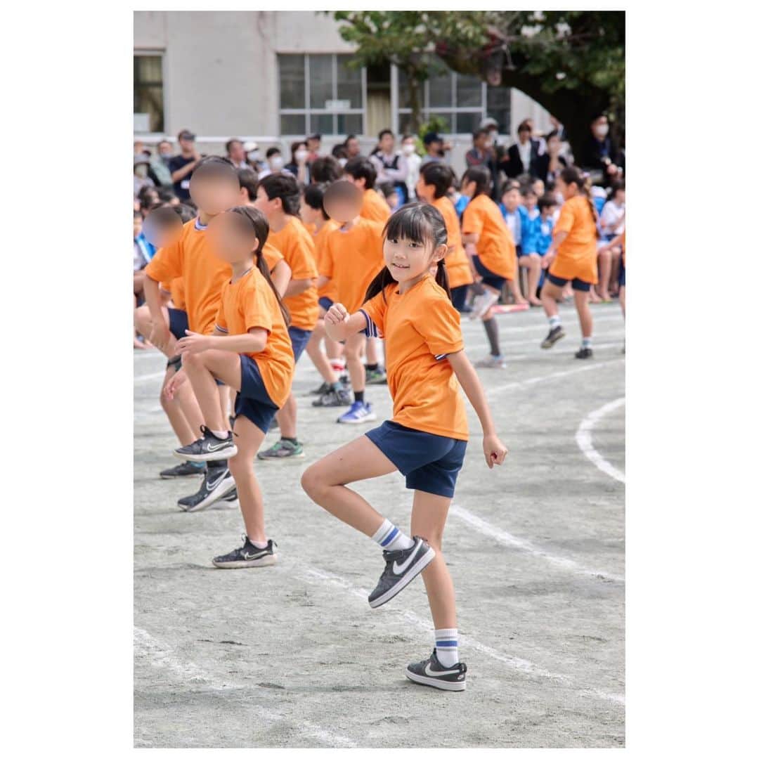 宮城由香のインスタグラム：「.    2023.10.14(sat)・15(sun) ⁡ ⁡ ぽんすけ記録 ⁡ ⁡ 運動会  コロナ禍以降初めての全校生徒での開催。 ⁡ 競技数は少ないけど やっぱりいいよねっ！  1年生可愛いし、6年生の組体操も良き良き💪🏻  ⁡    ぽんすけは、家でも汗だくになりながらダンス練習してたんだよね。 ⁡ だから本番もしっかり誰よりも大きく踊れてたよ👍🏻  我が子、可愛かった🥹💕    誰もが親バカ。当たり前や！ ⁡ そして、私の撮る動画よりも しっかりシロー目線で、さすがパパっ子😘   徒競走は安定のパーで走るタイプ。 速くはないけど 最後までちゃんと諦めずに走り切る！ それでよし。    ストーリーズでも書いたけど 一生懸命ってキラキラしていて美しいね✨ ⁡ ⁡ とにかくずっと こっちをチラチラ見ては手を振ってくれて 友達にも囲まれて楽しそうだった♡ ⁡ 運動会よく頑張りました🙌🏻 そして、大きくなりました💪🏻 ⁡ ⁡ ⁡ そして、雨天延期になってもいいように 次の日を休みにしておいたので ⁡ ぽんすけ初めての原宿・竹下通りへ ⁡ 運動会頑張ったから好きなもの買っていいよって言って ⁡ 髪の毛のピンやキーホルダーを買って ガチャガチャで可愛いもの集めて 自分で服選んで☺︎  イヤマフそっこーつけてた😆  ⁡ あとは食べ歩き！！ ⁡ わたあめ買うって言って 映える大きいのじゃなくて ケースに入った持ち帰りやすい 後日も食べられるもの買うあたりさすがかって。 ⁡ ⁡ 一番美味しかったのは 10円パン（チーズのびるやつ）で また食べたいらしい😆    可愛く食べるぽんすけと、可愛く食べられない母。  ⁡ チーズ最強説。 ⁡ ⁡ とにかく ずっと可愛かった♡  ⁡ ぽんすけも楽しかったようで ずっとテンション高かった😊 ⁡ 久々の2連休を家族で過ごせて良かったなと😆 ⁡ ⁡ ⁡ ⁡ 次の休みまで、またがんばろっと💪🏻 ⁡ ⁡ ⁡ ⁡ ⁡ #備忘録 #ぽんすけ記録 #運動会 #はじめての原宿 #親バカ #親バカ部 ⁡」