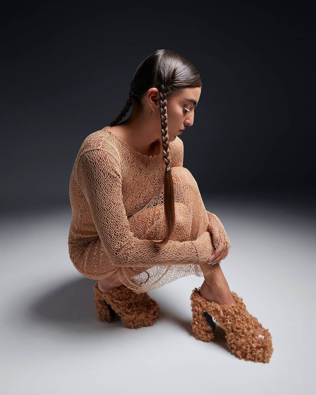 のインスタグラム：「We're thrilled to present the newest member of our #SIROSSI collection, the Teddy mules!  Explore the trendiest designs on sergiorossi.com #SergioRossi」