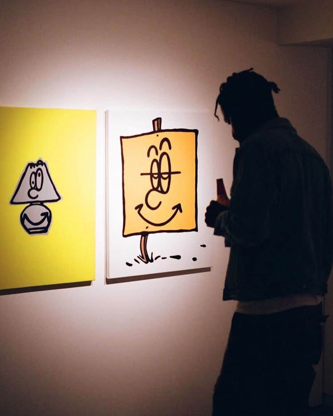 ビームスさんのインスタグラム写真 - (ビームスInstagram)「… MAW EXHIBITION  『CROCK』 at BEAMS T HARAJUKU 10.20（Fri）-10.29（Sun）  @___maw___ @flexx_lex  先日ロンドンの「MOOSEY ART（ムージーアート）」にて、東京を拠点に活動するアーティストMAWのアートショーを〈BEAMS T（ビームスT）〉プロデュースで開催しました。そして今回、同内容のアートショーを10月20日（金）より「ビームスT 原宿」でも開催することが決定しました。  〈BEAMS T〉、「FLEXX LEX（フレックス・レックス）」の双方にリレーションのあるMAWの架け橋により実現した本展は、「まがる」「ねじれる」「不正直」「ひねくれた」などの意味を持つ“CROOK”をテーマに企画しています。  ロンドンでの開催時同様、MAWが描くアイコニックなキャラクター「MikeL（マイケル）」の作品の展示・販売に加え、MAWのアートワークを落としたカプセルコレクションを同時リリース。Tシャツやフーディーと共に、ブランケットやピンバッジ、フィギュアなどもラインアップするほか、FLEXX LEXのアイコニックなスクリーンプリントも限定販売します。  また、初日の20日（金）19時よりレセプションパーティーも開催いたします。ひねくれ者のMikeLがコミカルな表情で、皆さんのご来場をお待ちしています！  【MAW EXHIBITION】 🗓開催期間 2023年10月20日（金）〜10月29日（日）  📍開催場所 ビームスT 原宿 @beams_t  【レセプションパーティー】 🗓開催日時 2023年10月20日（金）19：00〜  📍開催場所 ビームスT 原宿 @beams_t  エキシビション詳細はこちら https://www.beams.co.jp/news/3707/ 🔗→@beams_official ストーリーズハイライト”Event”より  Photograph @amy.warwick Movie @keisukeogawa.jp  @beams_t #maw #flexxlex #beams #beamst #crock #マウ #ムージーアート #フレックスレックス #ビームスT #ビームス」10月18日 21時00分 - beams_official