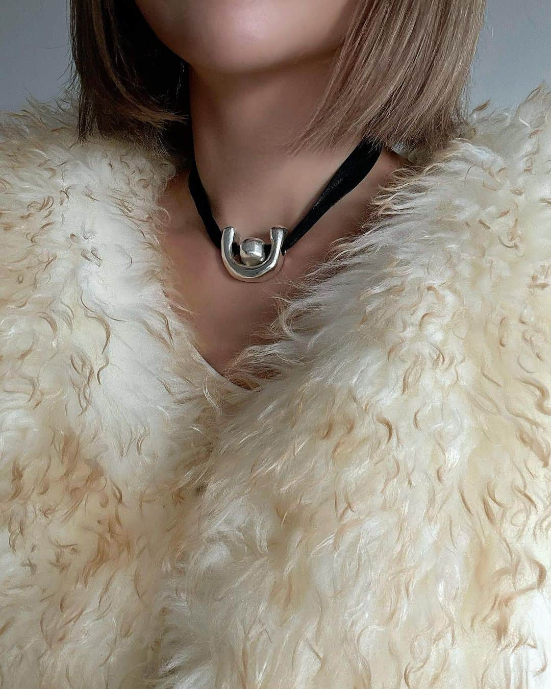 SEA ROOM LYNNのインスタグラム：「最近。 毎日のようにつけてる新しいシルバージュエリー。 太陽と山からインスパイアされたcowbell  自分と隣にいる人に聞こえるくらいの小さくて涼しげなベルの音色が耳に心地いい。  少しごつめのシルバーとチョーカーリボンが最近の気分🎀  #gaganjewelry  #gagan  #pr」