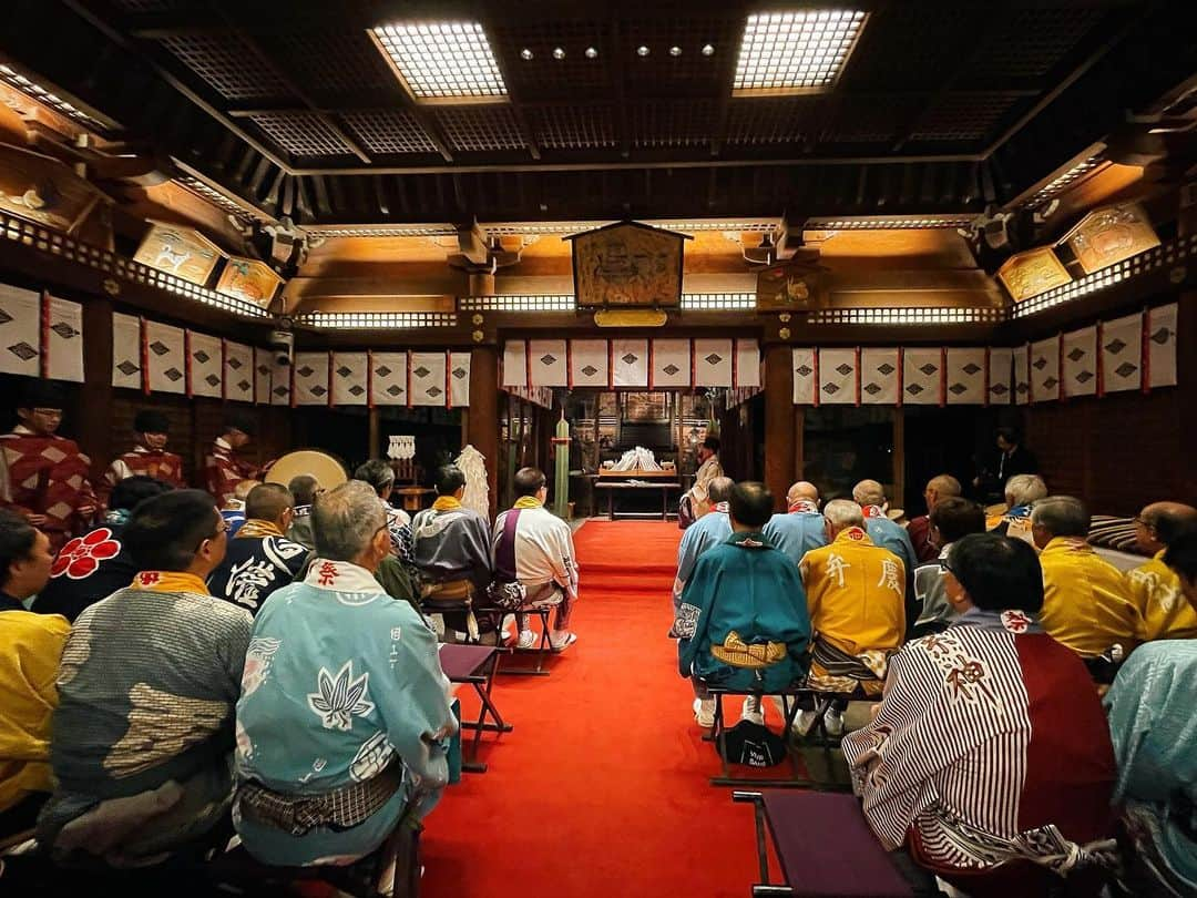 川越氷川神社さんのインスタグラム写真 - (川越氷川神社Instagram)「. 祭礼翌日夕刻。各町代表が再び祭姿に身を整え、笠脱ぎを行います。祭礼前にお渡しした菅笠を焚き上げ、「川越氷川祭」はすべて納められました。 神職が火鑽具を用いて起こした忌火に乗り、神様は元の場所へとお還りになります。皆で静かに火を眺めました。また来年も楽しいお祭りが迎えられますように。  #川越氷川神社 #川越氷川祭 #川越まつり #笠脱ぎ神事  #祭礼納之儀 #埼玉 #神社 #小江戸川越 #川越 #kawagoe  #kawagoehikawashrine」10月17日 21時26分 - kawagoe_hikawa