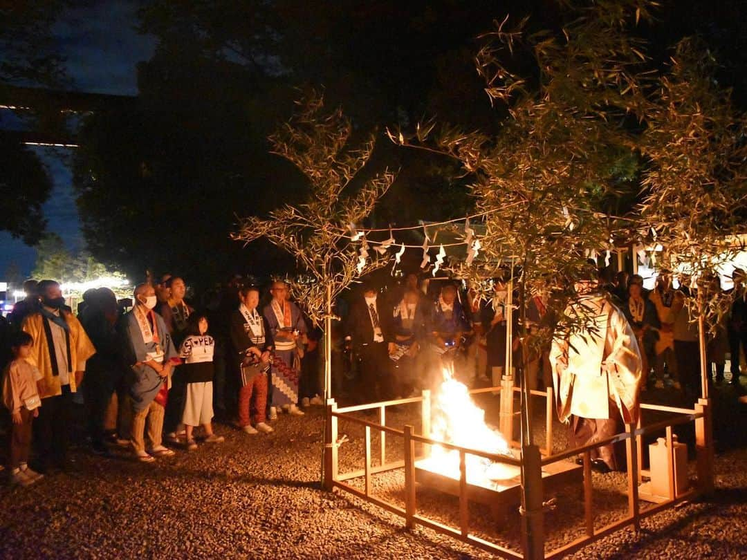 川越氷川神社さんのインスタグラム写真 - (川越氷川神社Instagram)「. 祭礼翌日夕刻。各町代表が再び祭姿に身を整え、笠脱ぎを行います。祭礼前にお渡しした菅笠を焚き上げ、「川越氷川祭」はすべて納められました。 神職が火鑽具を用いて起こした忌火に乗り、神様は元の場所へとお還りになります。皆で静かに火を眺めました。また来年も楽しいお祭りが迎えられますように。  #川越氷川神社 #川越氷川祭 #川越まつり #笠脱ぎ神事  #祭礼納之儀 #埼玉 #神社 #小江戸川越 #川越 #kawagoe  #kawagoehikawashrine」10月17日 21時26分 - kawagoe_hikawa