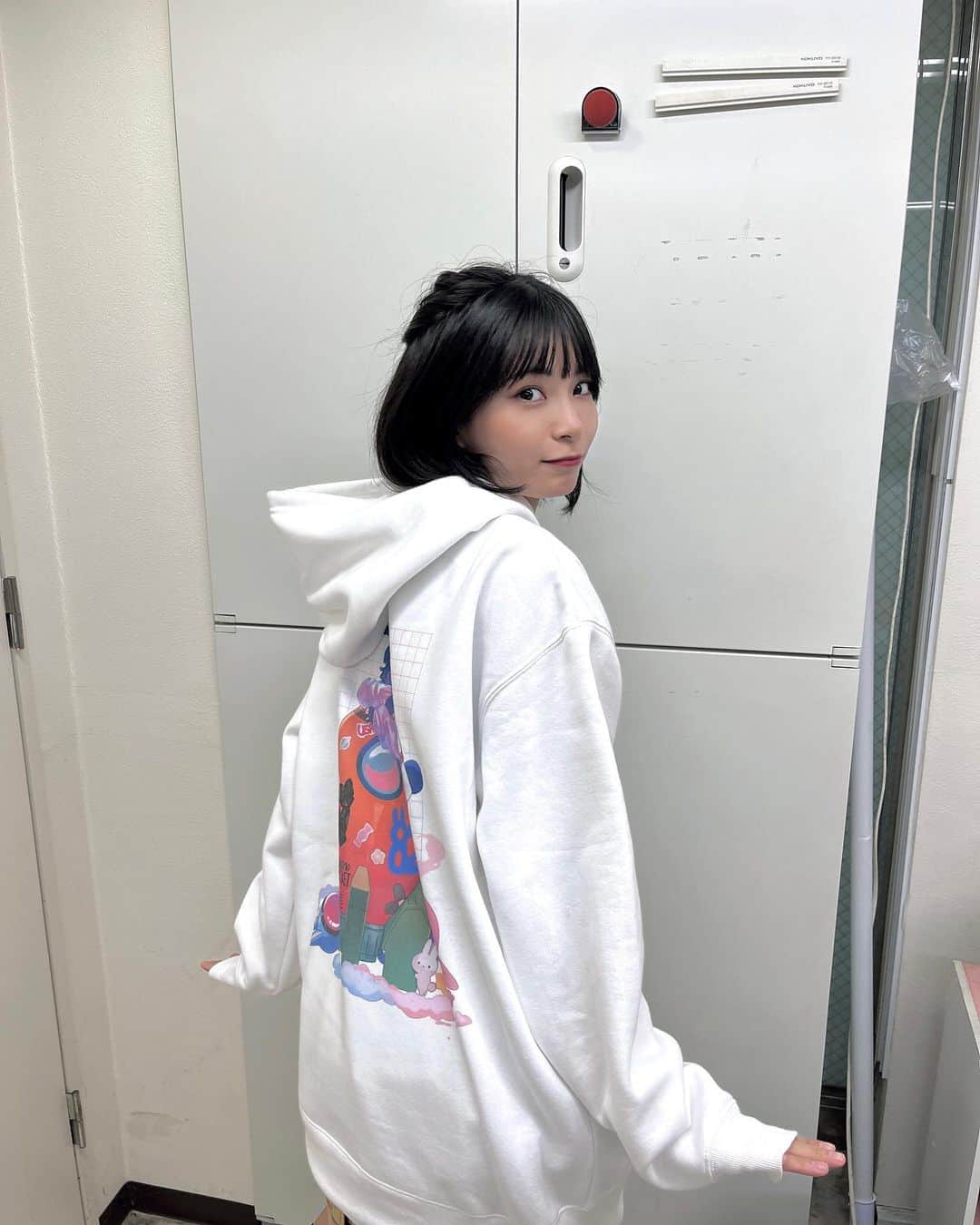 日高里緒のインスタグラム：「10/14(土)にポップアップイベントに参加させていただきました🪻　  ラフで着心地が良く これからの季節にぴったり！ バックのイラストも とっても可愛いお洋服でした☺︎  初一日店長！たのしかった✌︎✌︎ 来てくれたみんなありがとねっ！  #bunnystudio」