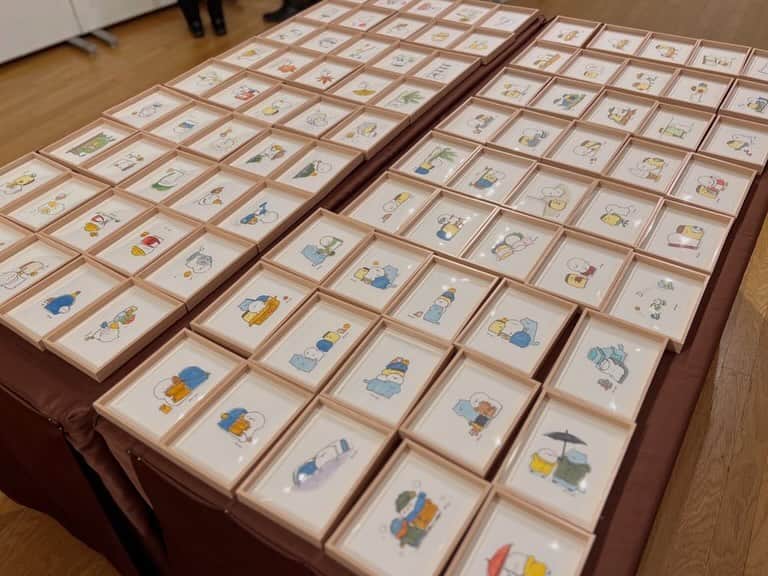 のインスタグラム：「お文具の原画展は明日からです 準備中… ジークレーの発色が大変素敵です🖼️ たくさん描きましたﾀﾉ(̨̡ ¨̮ )̧̢ｼﾐ~  #お文具さん #お文具の原画展 #イラスト」