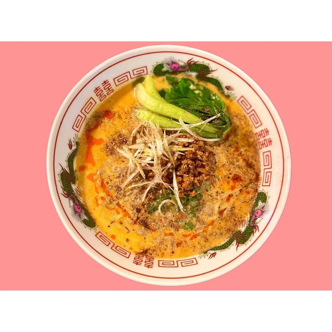 吉谷彩子さんのインスタグラム写真 - (吉谷彩子Instagram)「ついに...！  自分でラーメン作りました🍜笑  担々麺だけど🧡  スープは、 豆乳、水、めんつゆ、醤油、砂糖、味噌、鶏がらスープ、練りゴマ、お酢、すりおろしニンニク、すりごま  .  豚挽肉は先に炒めて、 ごま油、ニンニク、生姜、豆板醤、マキシマム、醤油、砂糖  .  野菜のトッピングには、 チンゲンサイと、長ネギ、青ネギ  最後に花椒(ホアジャオ普通に山椒でもOK)と、ラー油を垂らせば完成💛  とっても美味しくできました😭😭  少し甘めのスープだったので、 (それも美味しかったけど) また改良していこうかしら🤔  ちなみに麺は、スーパーに売ってる生麺使いました🍜  #担々麺」10月17日 21時27分 - ayako_yoshitani