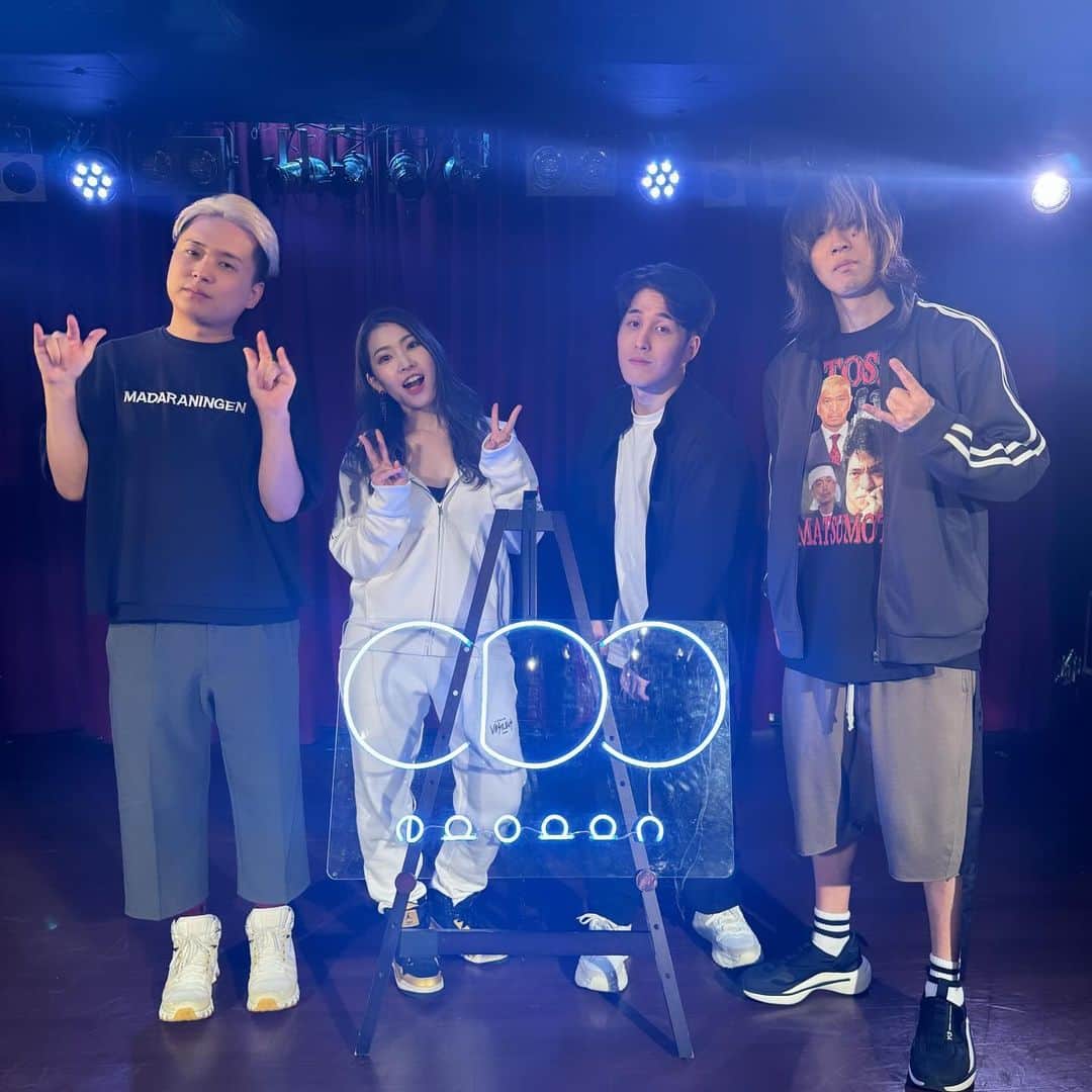 ZAQのインスタグラム：「cadode マンスリーライブ『WALKTHROUGH』ZAQゲスト出演しました！  ーーーセトリーーー  M1 JOURNEY M2 エキストラレボリューション M3 Dance In The Game M4悪夢 M5 BAKKA（新曲） M6 Sparkling Daydream M7 INSIDE IDENTITY ーーーー  せっかくだから普段歌わない曲で構成しよー！と思ったら音楽の方向性があっちゃこっちゃ😂でもそれがZAQの音楽なのです！  新曲BAKKAも初披露でした✨ できたてほやほや曲です。  今日は作曲事務所の社長さんたちがきてくださったんですけど、BAKKAのトラックメイクを褒めていただいたの！嬉しかったです…😭✨ 「そういう音も組めるんだね！」って言ってもらえてめちゃんこ嬉しい。自由に楽しくのびのび作ってよかった！  そんな「好きな音」詰め込んだ、BAKKA含む新曲3曲入りSingle「Pivot1.」を、M3というイベントにて 10月29日CDで発売しますので皆様M3に是非きてくださいね！！ 残り二曲もはっちゃけてます！  #cadode さんの曲で1番好きな、『暁、星に』もコラボさせていただき光栄でした❤️cadodeの曲オシャレなのばかりで素敵〜😭✨  ご来場頂きありがとうございました！」