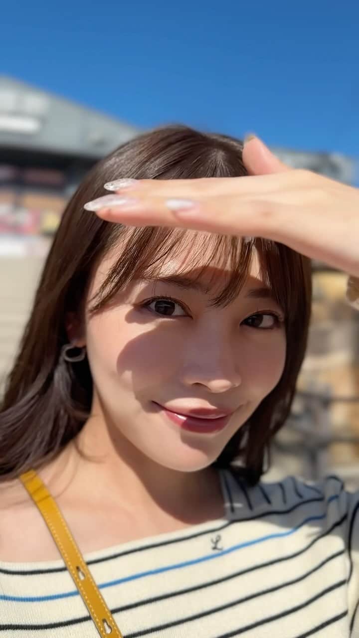 高木由梨奈のインスタグラム：「Twitterでバズってた @uniqlo のパンツ、楽ちんすぎて2色買い✌️🤍 🏷️ ドライスウェットトラックパンツ丈標準  ボーダーのトップスは妹が間違えて2着買っちゃったからってくれた @chicandthings.store の🤣首元広くて骨スト大正解☺️🩷たくさん着ようっと✌️  #骨格ストレート #骨スト #骨格ストレートコーデ #骨ストコーデ」