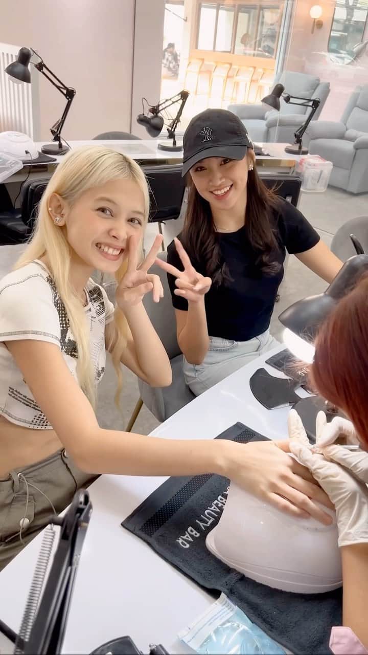 シャニ・インディラ・ナティオのインスタグラム：「Nail art di @polkabeautybar suka banget detail, rapih, tempatnya bersih. Bestt!」