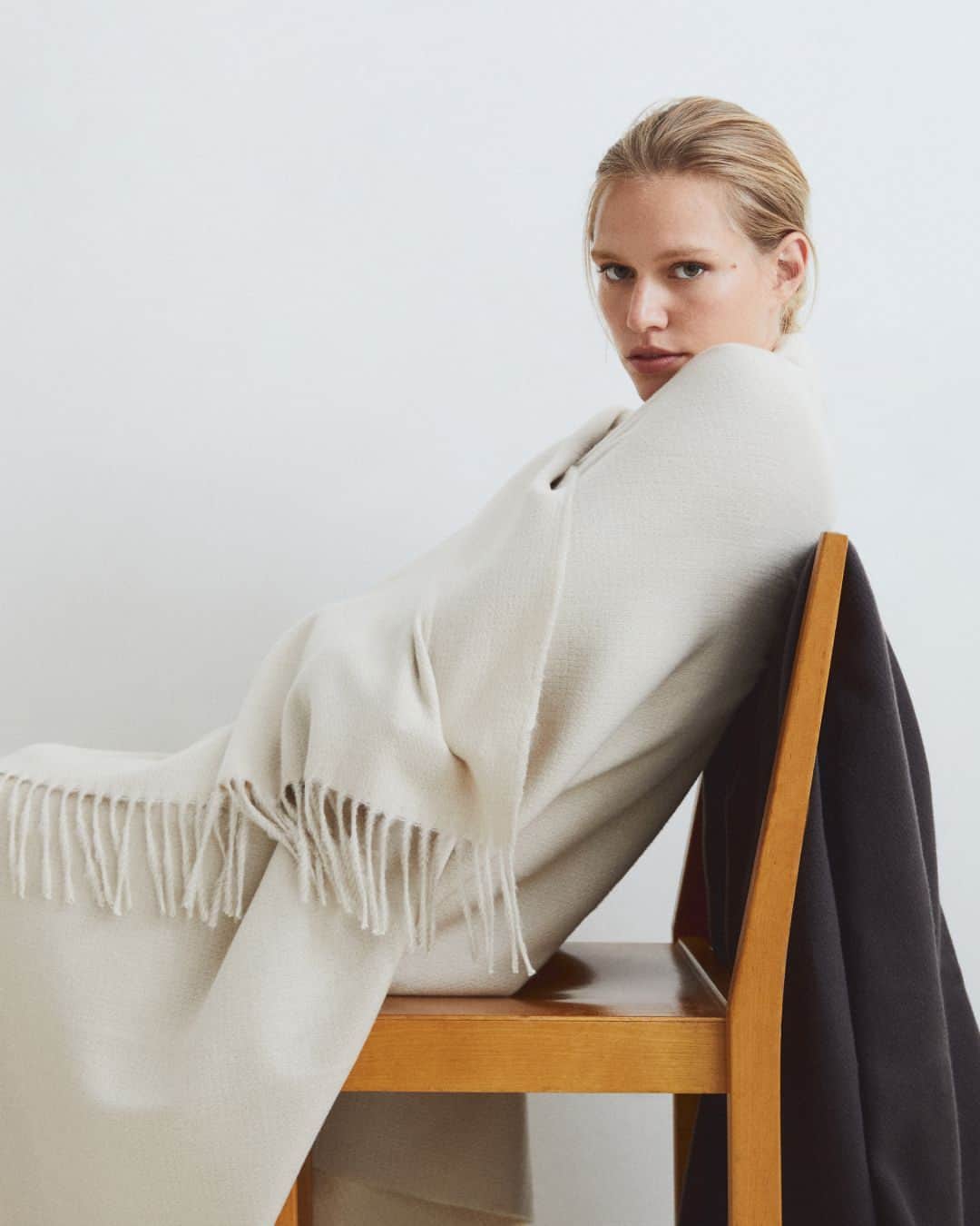 MANGOのインスタグラム：「Autumn invites us to reconnect with home, which shelters us from the cooler evenings. Discover blankets, homewear and much more at mango.com ⁣ Blanket: 57046310 ⁣ #MangoHome」