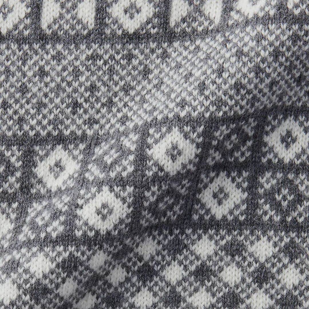 無印良品さんのインスタグラム写真 - (無印良品Instagram)「【今週の一押し新商品】『メリノウール ジャカード編み Vネックベスト』 - やわらかな肌触りのメリノウールを使った、ニットベストが登場しました。  異なる色の糸で模様を編んだ伝統的な柄は、コーディネートのアクセントに。  定番のシャツの上に重ねるだけで、秋らしさのある着こなしができます。  ▼商品名 メリノウール ジャカード編み Vネックベスト  ▼価格（消費税込み） 3,990円  ※価格は2023年10月17日現在のものです - #無印良品 #MUJI #MUJI新商品 #MUJIコーデ #ニット #ニットベスト #メリノウール #秋コーデ #秋冬コーデ #ニットベストコーデ #レイヤードコーデ」10月17日 16時00分 - muji_global