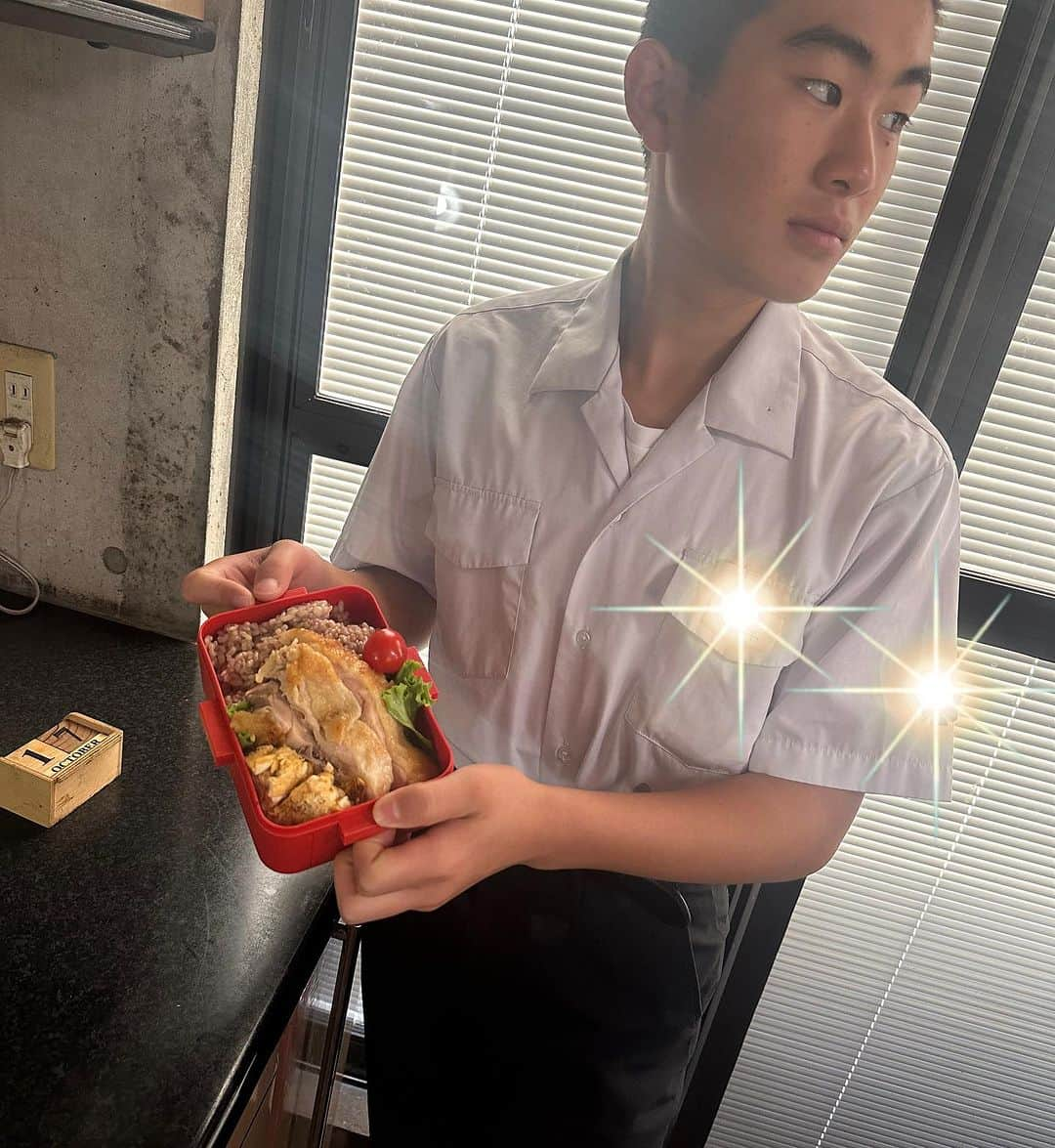 岡本安代さんのインスタグラム写真 - (岡本安代Instagram)「【中2男子のチキンステーキ弁当】  朝起きるのが辛い中、大変よく頑張りました。 本日、弁当番長は末っ子コーマル。  #チキンステーキ #卵焼き #okkamotto弁当 #岡本家弁当番長 #走り続ける岡本家 #末っ子コーマル #詳しくはブログにて」10月17日 16時00分 - okamoto.yasuyo