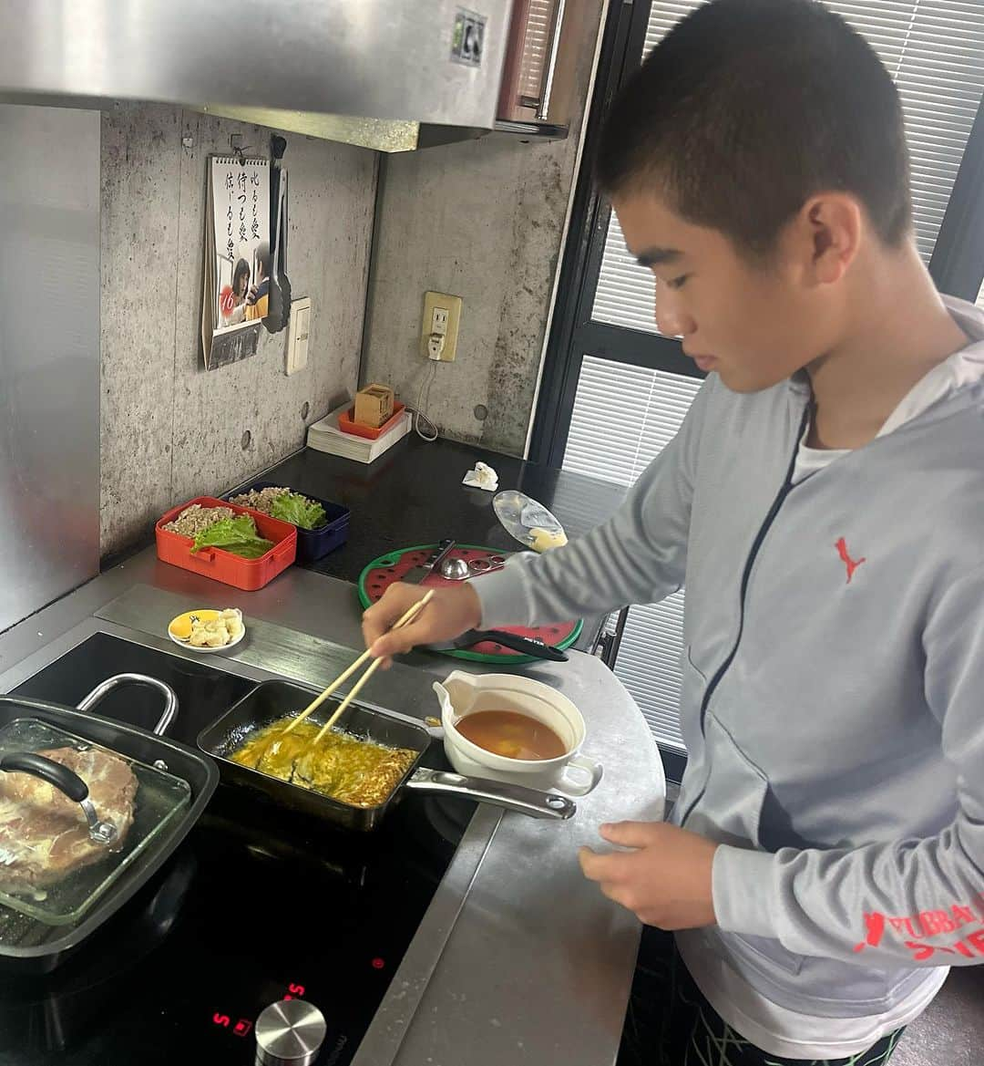 岡本安代さんのインスタグラム写真 - (岡本安代Instagram)「【中2男子のチキンステーキ弁当】  朝起きるのが辛い中、大変よく頑張りました。 本日、弁当番長は末っ子コーマル。  #チキンステーキ #卵焼き #okkamotto弁当 #岡本家弁当番長 #走り続ける岡本家 #末っ子コーマル #詳しくはブログにて」10月17日 16時00分 - okamoto.yasuyo