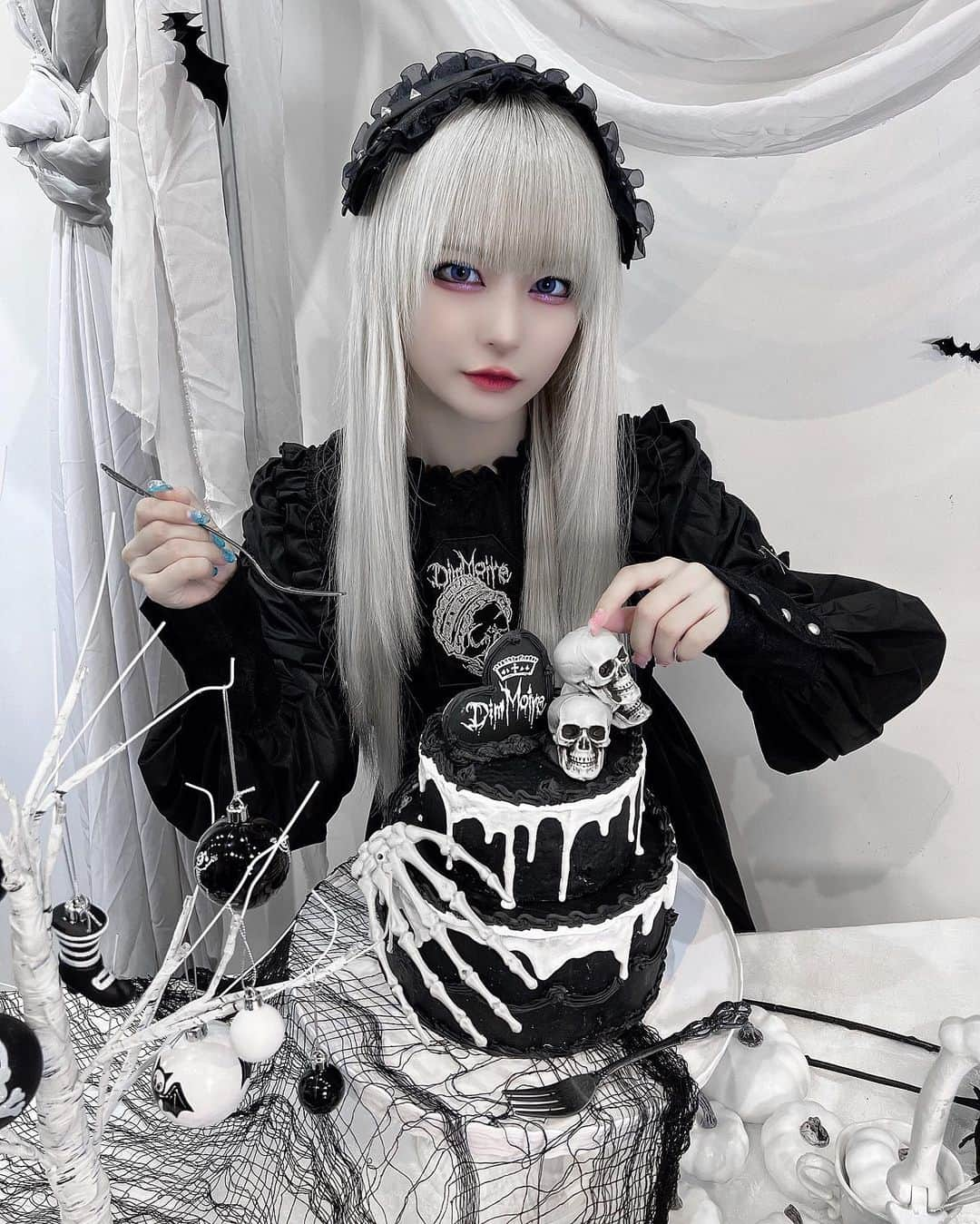 てのひらえるさんのインスタグラム写真 - (てのひらえるInstagram)「❤︎† DimMoire Halloween †❤︎ ・ ・ ・ DimMoire様の展示会に行ってきました☻ colomoさん、お誘いいただきありがとうございました！ ・ 可愛いお洋服と会場でずっとその世界に居たいと思ってしまうほど…♥ ・ 新作全て本当に可愛いくてかっこよくて、細部まで素敵なアイテムで感動しました。 私もお買い物させていただいたので、届くのも着るのも今から楽しみです⋆☽︎︎·̩͙ ・ ・ ・ ・ ・ ・ ・ ・ ・ ・ #DimMoire  #ディムモアール  #魅せびらかしたくなるお洋服  #goth  #gothicstyle  #gothgirl  #地雷系  #地雷系女子  #地雷女  #harajuku  #kawaii  #yamikawaii  #闇かわいい  #病みかわいい  #展示会  #halloween  #halloweenstyle  #jfashion  #cosplay  #anime  #animegirl  #패션  #패피  #코디  #穿搭日常」10月17日 16時03分 - tenohirael