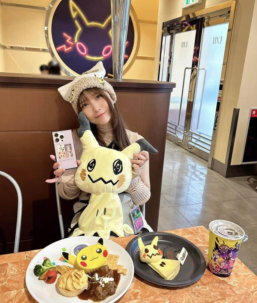 あまつ様さんのインスタグラム写真 - (あまつ様Instagram)「👻  ミミッキュ…LOVE……💛  ユニバのポケモン最高だったよ😭🤍✨  #あまつまりな #あまつ様 #私服」10月17日 16時04分 - r_ap82_