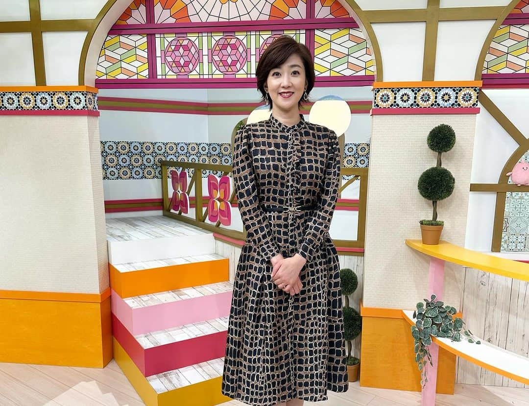 池尻和佳子さんのインスタグラム写真 - (池尻和佳子Instagram)「39歳になった宮脇アナウンサー、最後の30代を楽しんでね‼︎この後の特集では「寒暖差アレルギー」についてお伝えします。今日は、柄ワンピース。  #誕生日#おめでとう#39歳#めでたい#宮脇アナウンサー #カトジュン さん#今日も#遭遇#rkb#タダイマ#特集 #寒暖差アレルギー#寒暖差#花粉#対策#ブタクサ#ヨモギ #腸活#有効です#ヨーグルト#善玉菌#食物繊維#根菜 #アボカド#納豆#食べましょう#副鼻腔炎#ご注意」10月17日 16時04分 - wakako_ikejiri_rkb