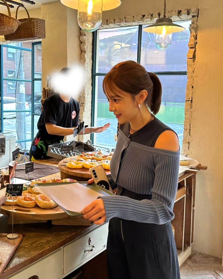 ユ・ハナのインスタグラム：「10/13 에 오픈한 따끈따끈 신상 카페 #이야이야앤프렌즈 를  미리 다녀왔던 날!  한번도 가본 적없는 그리스 어느 따뜻한 마을, 한번도 만나본적없는 그리스 할머니집에 놀러온 것 같은 곳  소품하나하나 공간하나하나 동화같고 화장실은... 입이 떡🙊  눈부터 즐거운 브레드랑 커피 맛은 말모말모  이미 모르는 사람이 없다는 이야이야 올리브유부터 다양한 굿즈까지 어쩜 😍 진짜 안 가보는 사람 없길!  핸드폰 배터리 충전하셔서 예쁘게입고 얼른 가보세요 :) 곳곳마다 포토존!!이니까요  @yiayiaandfriends_kor」