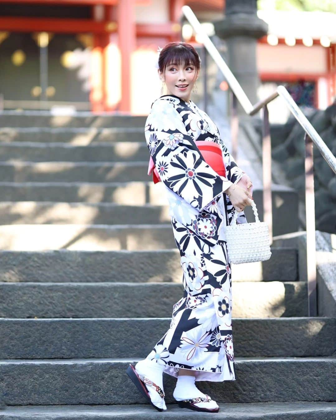 丹遥ニナさんのインスタグラム写真 - (丹遥ニナInstagram)「「PR」モダンっぽい浅草着物虹さん @asakusa_kimono.niji の和を着て、浅草散策しました💕 ・ ・ 夏は浴衣撮影してなくて、秋の着物撮影で浅草着物虹さん @asakusa_kimono.niji のレンタル着物を着て、浅草散策❣️🥰💕 ・ ・ たくさん着物がありました！、そしてスタッフのみなさんはと〜ても面白くて親切でアットホームでした💋🌺 ・ ・ 着物の種類めっちゃめっちゃ多くて、私なりの好みと色で組み合わせてもらえるのが嬉しい！可愛く髪セットしてもらい、綺麗に着付けていただき、着付けも全然きつくなく、ちょうど良かった😎🤩 ・ ・ また、バッグも草履も借りられるので、手ぶらで浴衣を楽しめる！秋を楽しもう！また浅草着物虹さんにお願いして、浅草散策したいなぁ〜💓💓💓 ・ ・ ps 🤣🤣🤣 「写真撮ってもいいですか？」と何組から声かけられたけど、 「いいですよ」と笑顔で答えて写真を撮ったんだけど、 内心は「今は仕事じゃなく、プライベートだけど、あんまり、、、」 むしろ外人みたく「一枚1000円です」と言おうかなとちょっと迷ったけど、次回から使うわ🤣 ・ ・ ご予約はホームページ  https://kimono-nail-niji.com 電話  03-5830-6773 ・ ・ #PR #浅草着物レンタル #浅草レンタル着物 #浅草浴衣レンタル#浅草レンタル浴衣 #レンタル着物 #着物レンタル#浴衣レンタル #レンタル浴衣#浅草ネイルサロン虹#浅草着物レンタル虹#浅草 #kimonogirl #kimono #kimonostyle #kimonofashion ・ ・ ★- - -★- - -★- - -★- - -★- - -★- - -★- - -★- - -★- - -★- - -★ ・ ・ Model @minaninamiji   ❥❦❧ 仕事のご連絡はDMで📩 ❧❦❥  🧡 ファッションショー、作品撮影、商品撮影、動画撮影  🧡PR、インフルエンサー 、アンバサダー、通訳、キャスティング  🧡 丹遥ニナNina手書きかわいいニナキャラクターラインスタンプ 発売❗@ninalinestamp から飛べますよ❣️  🧡 個人撮影(有償) ・ ・  #丹遥  #モデル募集中 #フリーモデル #私の写真もっと広まれ #モデルさんと繋がりたい #海外华人 #在日中国人 #网红 #上海模特 #中国語通訳 #中国語 #国语 #普通话 #中文」10月17日 16時16分 - minaninamiji